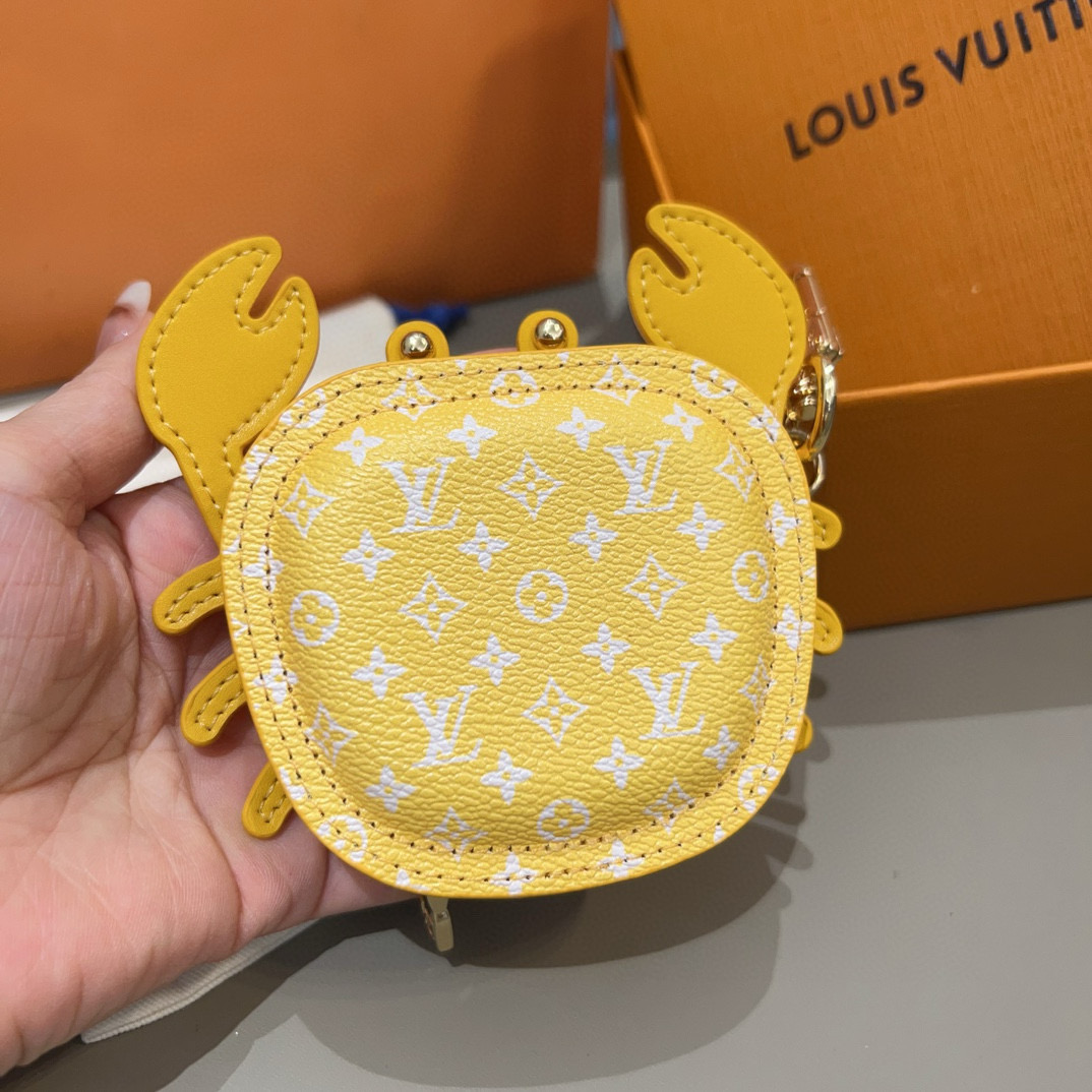  🆕官网新品 热卖Louis Vuitton 路易威登lv 小螃蟹耳机包钥匙扣挂件挂饰 Lv钥匙包蓝牙耳