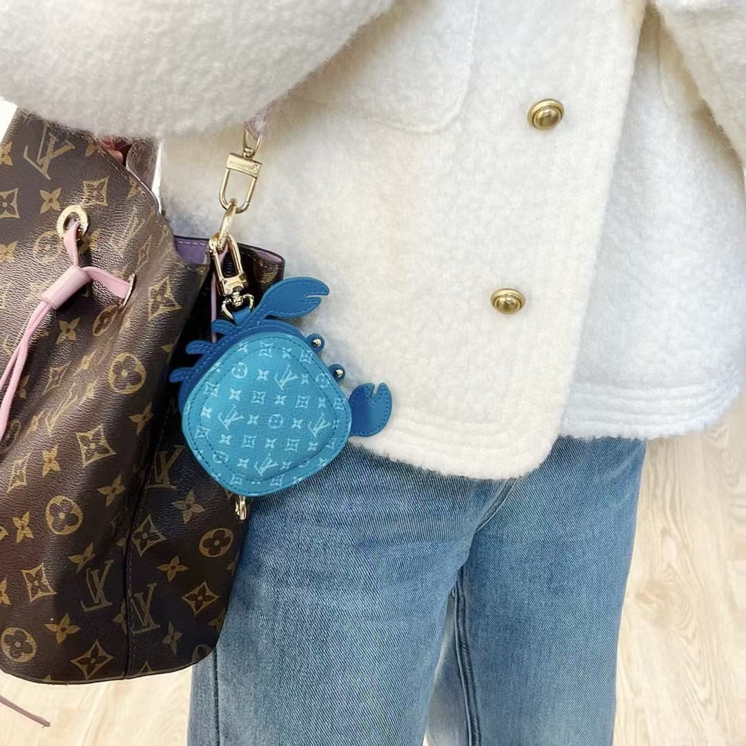  🆕官网新品 热卖Louis Vuitton 路易威登lv 小螃蟹耳机包钥匙扣挂件挂饰 Lv钥匙包蓝牙耳