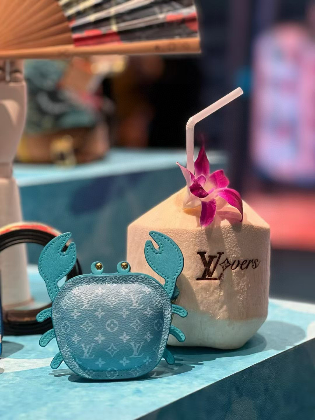  🆕官网新品 热卖Louis Vuitton 路易威登lv 小螃蟹耳机包钥匙扣挂件挂饰 Lv钥匙包蓝牙耳