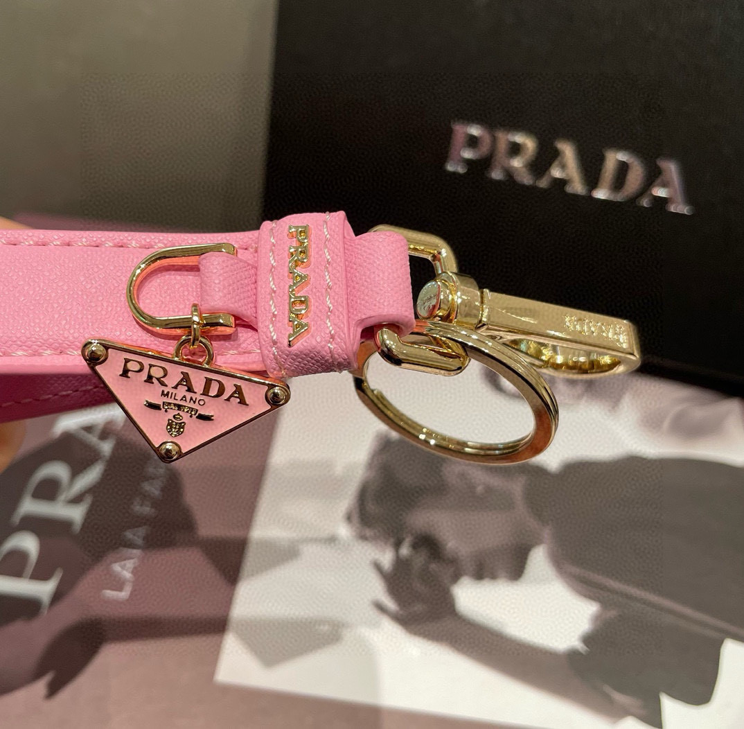 🆕普拉达 Prada 钥匙扣官网款，三角牌吊坠皮圈钥匙扣，车钥匙挂件包包配饰，顶级进口Pu材质➕抛光钢配