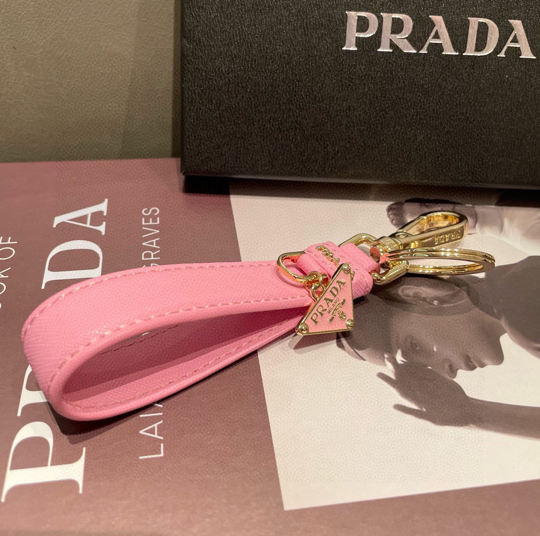 🆕普拉达 Prada 钥匙扣官网款，三角牌吊坠皮圈钥匙扣，车钥匙挂件包包配饰，顶级进口Pu材质➕抛光钢配