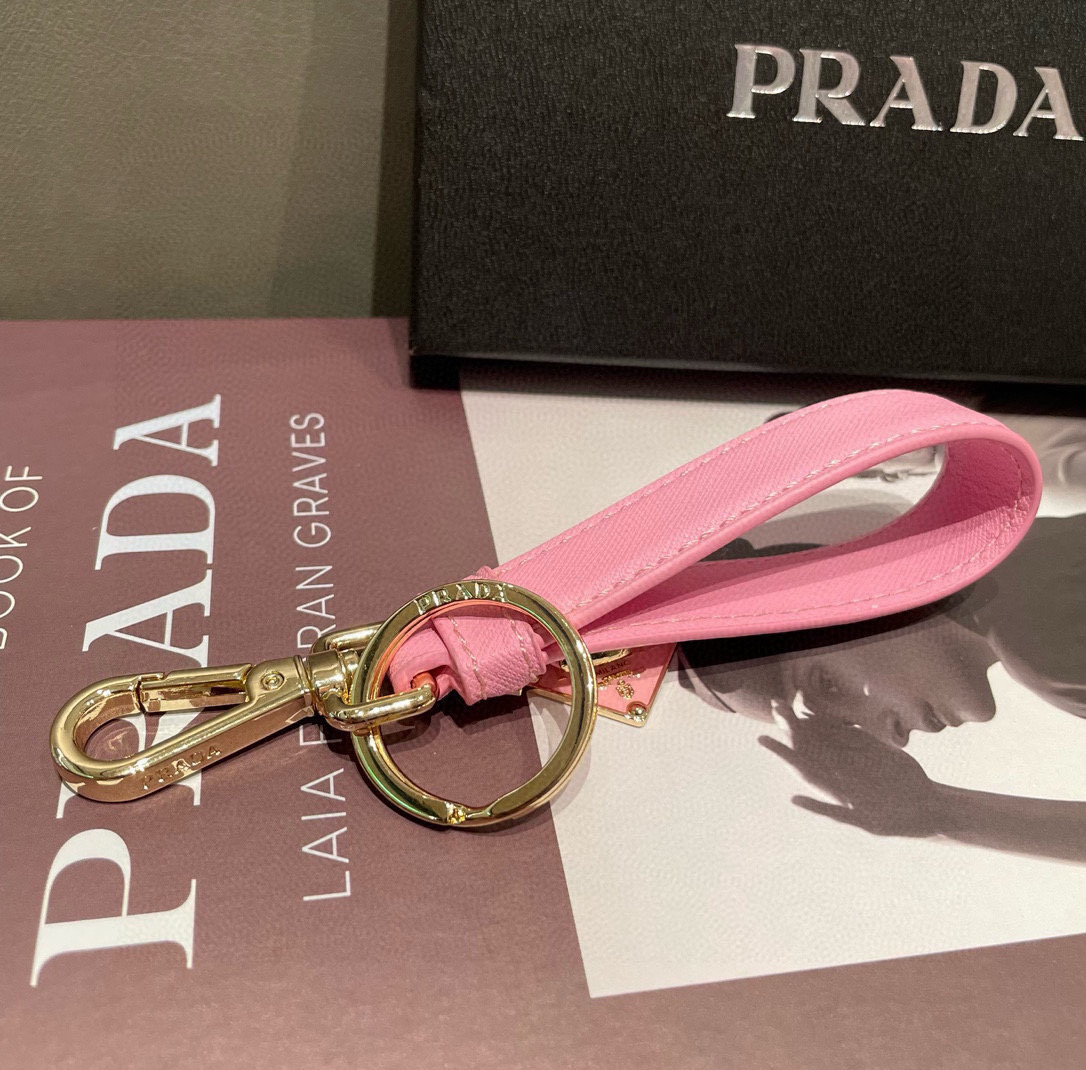 🆕普拉达 Prada 钥匙扣官网款，三角牌吊坠皮圈钥匙扣，车钥匙挂件包包配饰，顶级进口Pu材质➕抛光钢配