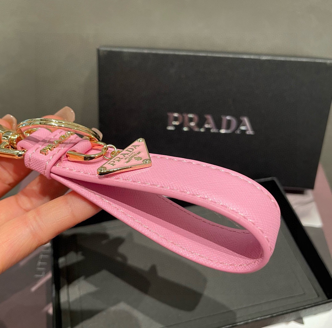 🆕普拉达 Prada 钥匙扣官网款，三角牌吊坠皮圈钥匙扣，车钥匙挂件包包配饰，顶级进口Pu材质➕抛光钢配