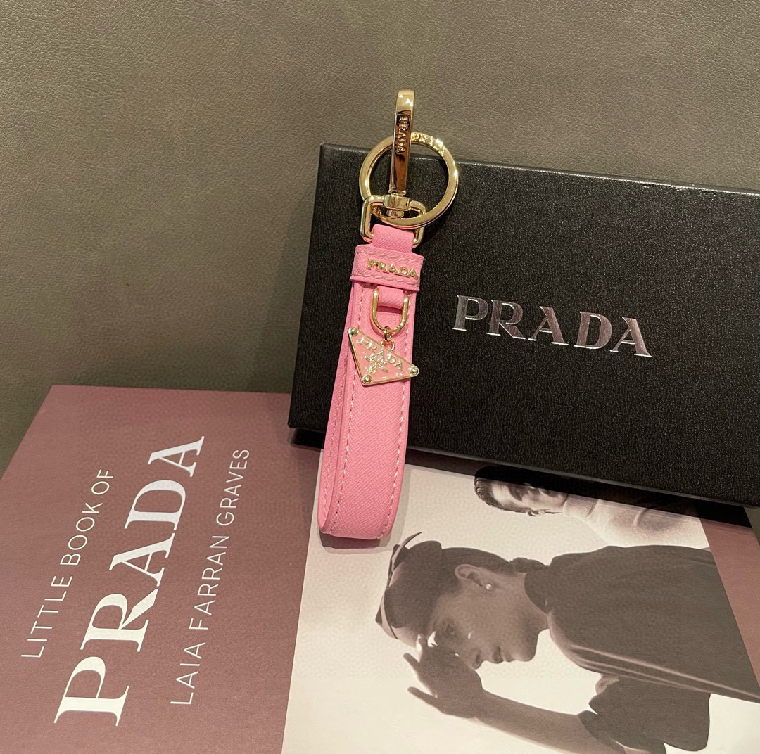 🆕普拉达 Prada 钥匙扣官网款，三角牌吊坠皮圈钥匙扣，车钥匙挂件包包配饰，顶级进口Pu材质➕抛光钢配