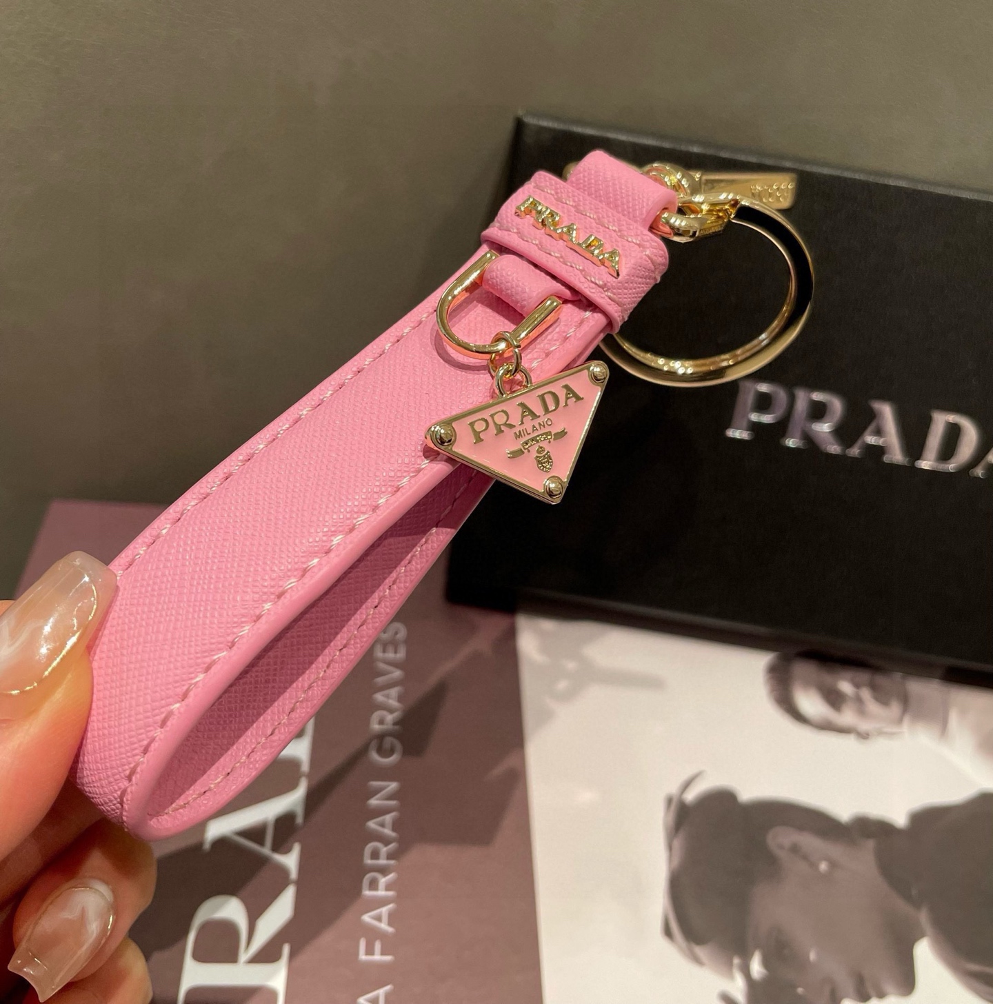 🆕普拉达 Prada 钥匙扣官网款，三角牌吊坠皮圈钥匙扣，车钥匙挂件包包配饰，顶级进口Pu材质➕抛光钢配