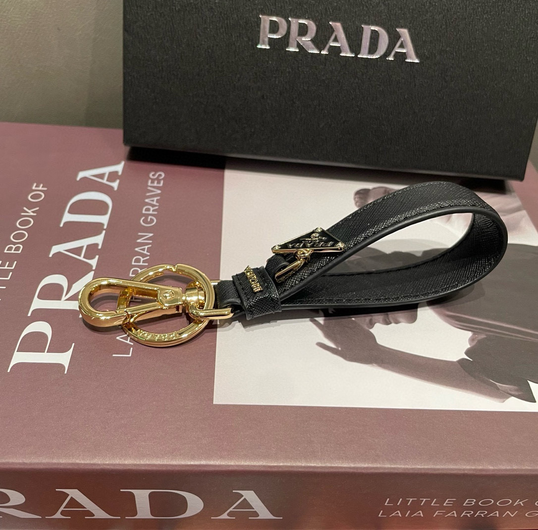 🆕普拉达 Prada 钥匙扣官网款，三角牌吊坠皮圈钥匙扣，车钥匙挂件包包配饰，顶级进口Pu材质➕抛光钢配