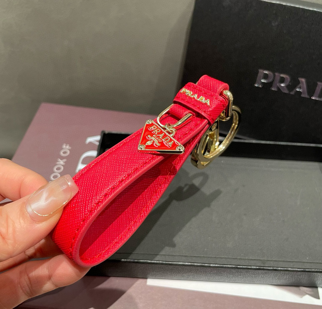 🆕普拉达 Prada 钥匙扣官网款，三角牌吊坠皮圈钥匙扣，车钥匙挂件包包配饰，顶级进口Pu材质➕抛光钢配
