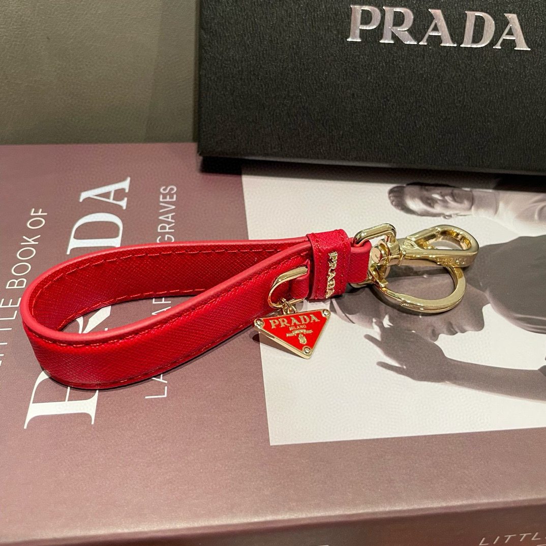 🆕普拉达 Prada 钥匙扣官网款，三角牌吊坠皮圈钥匙扣，车钥匙挂件包包配饰，顶级进口Pu材质➕抛光钢配