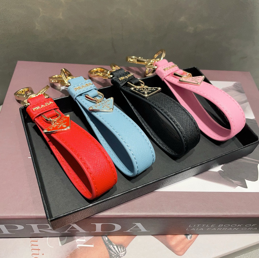 🆕普拉达 Prada 钥匙扣官网款，三角牌吊坠皮圈钥匙扣，车钥匙挂件包包配饰，顶级进口Pu材质➕抛光钢配