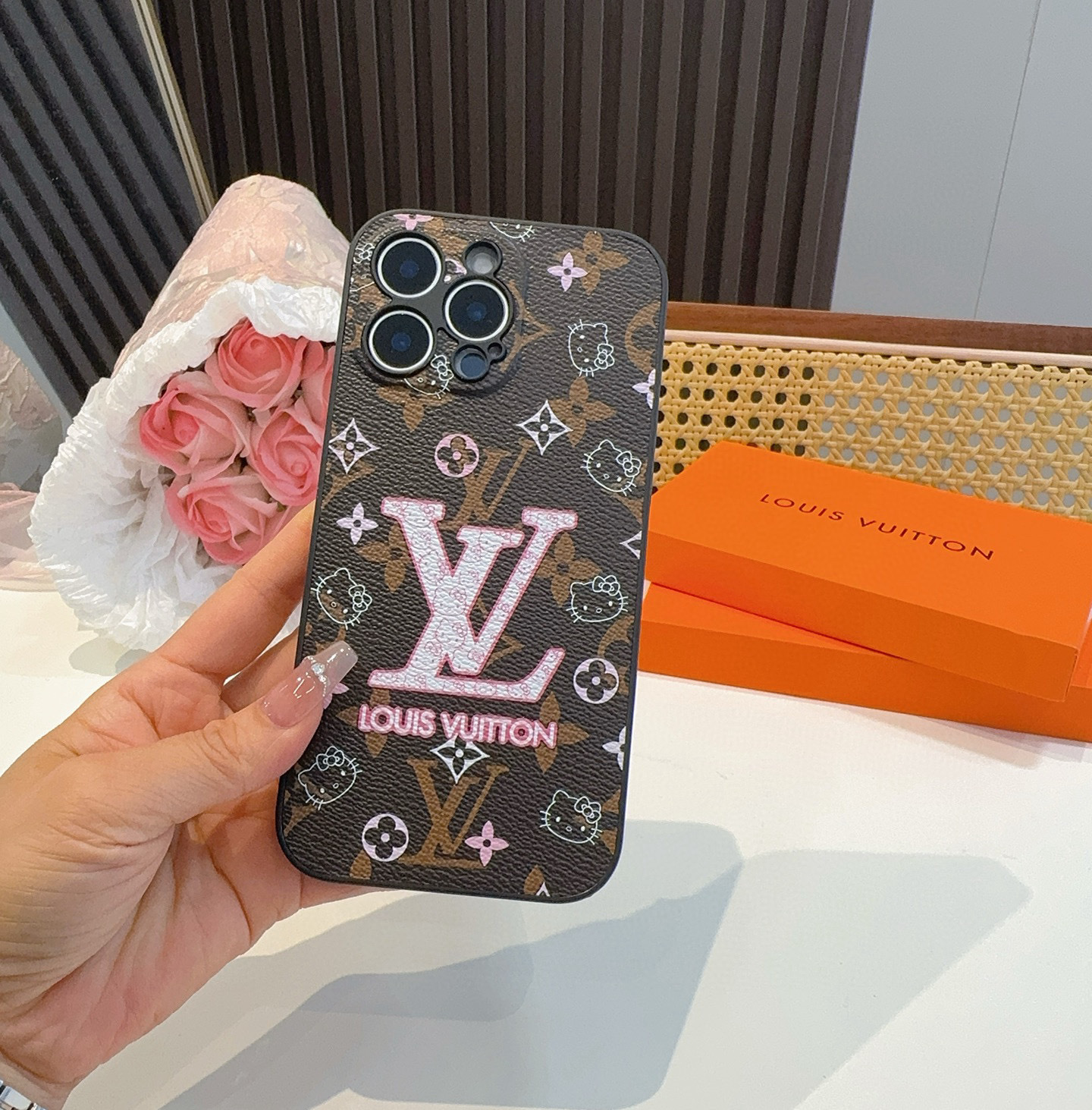 。Lv精孔全包围边皮质手机壳
型号:为了不出现报错型号,请打开本机查看手机设置显示的型号⚠️⚠️⚠️