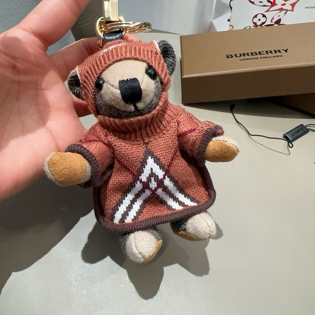  🆕Burberry代工厂小熊🐻挂件，巴宝莉🐻毛衣泰迪熊钥匙扣包饰挂件  温柔到心里🥰 
准备已久、精致