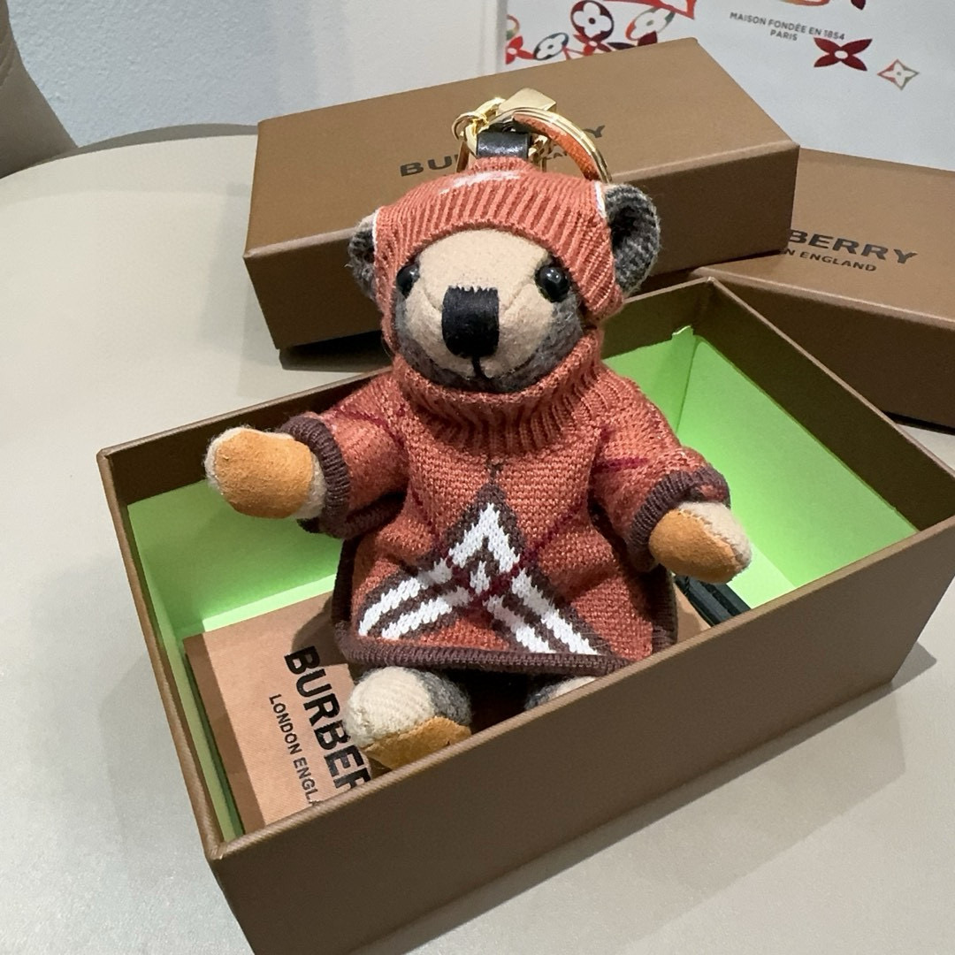  🆕Burberry代工厂小熊🐻挂件，巴宝莉🐻毛衣泰迪熊钥匙扣包饰挂件  温柔到心里🥰 
准备已久、精致
