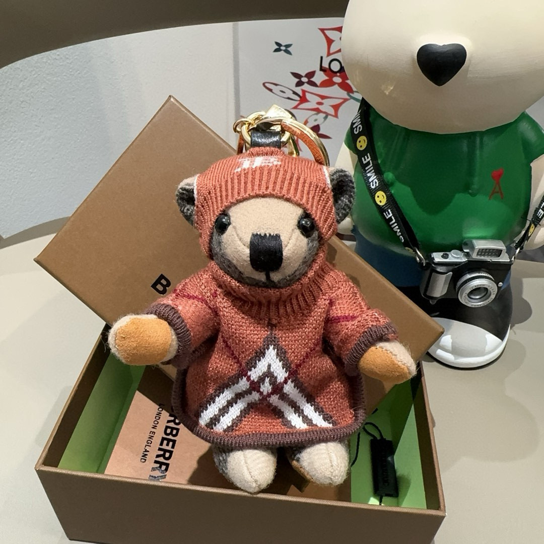  🆕Burberry代工厂小熊🐻挂件，巴宝莉🐻毛衣泰迪熊钥匙扣包饰挂件  温柔到心里🥰 
准备已久、精致