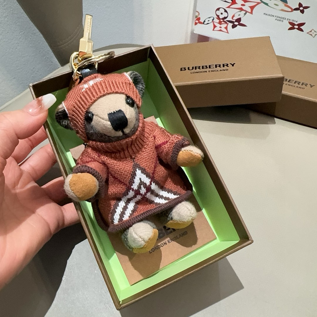  🆕Burberry代工厂小熊🐻挂件，巴宝莉🐻毛衣泰迪熊钥匙扣包饰挂件  温柔到心里🥰 
准备已久、精致