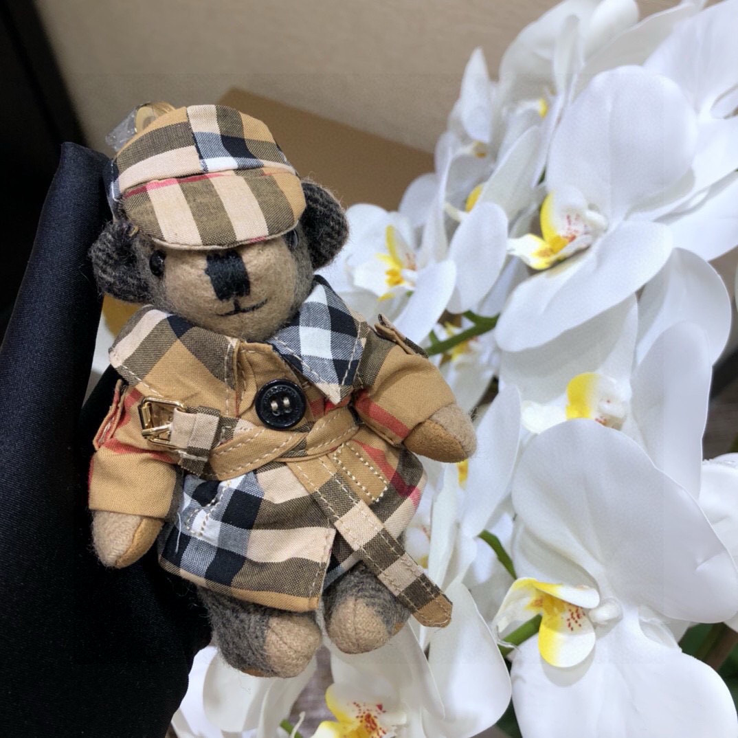  Burberry代工厂小熊🐻挂件，巴宝莉披丝巾泰迪熊钥匙扣挂件  温柔到心里🥰 
准备已久、精致自留 