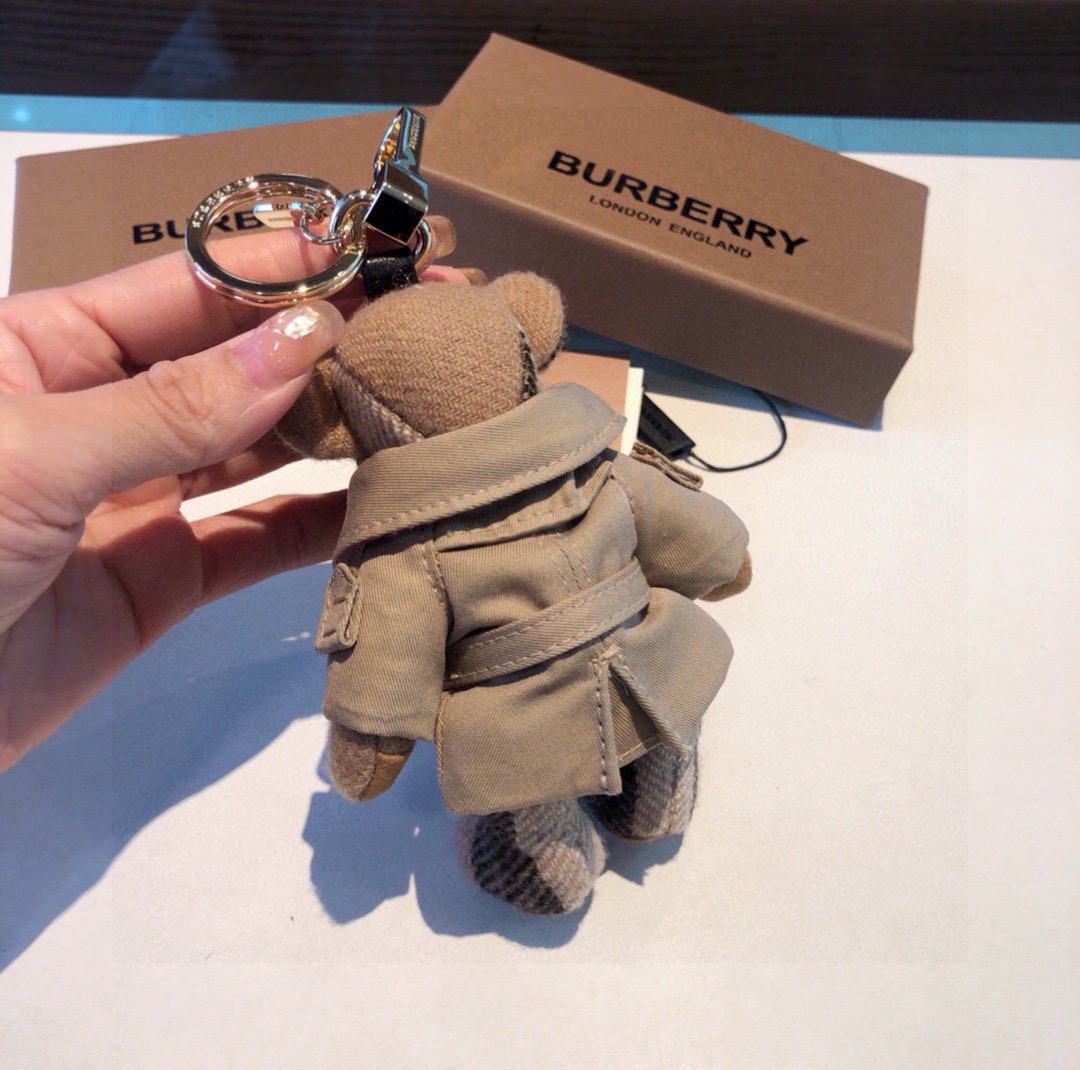  Burberry代工厂小熊🐻挂件 ，风衣🧥熊泰迪熊钥匙扣挂件  温柔到心里🥰 
准备已久、精致自留 ！