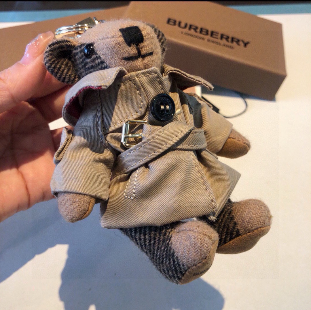  Burberry代工厂小熊🐻挂件 ，风衣🧥熊泰迪熊钥匙扣挂件  温柔到心里🥰 
准备已久、精致自留 ！