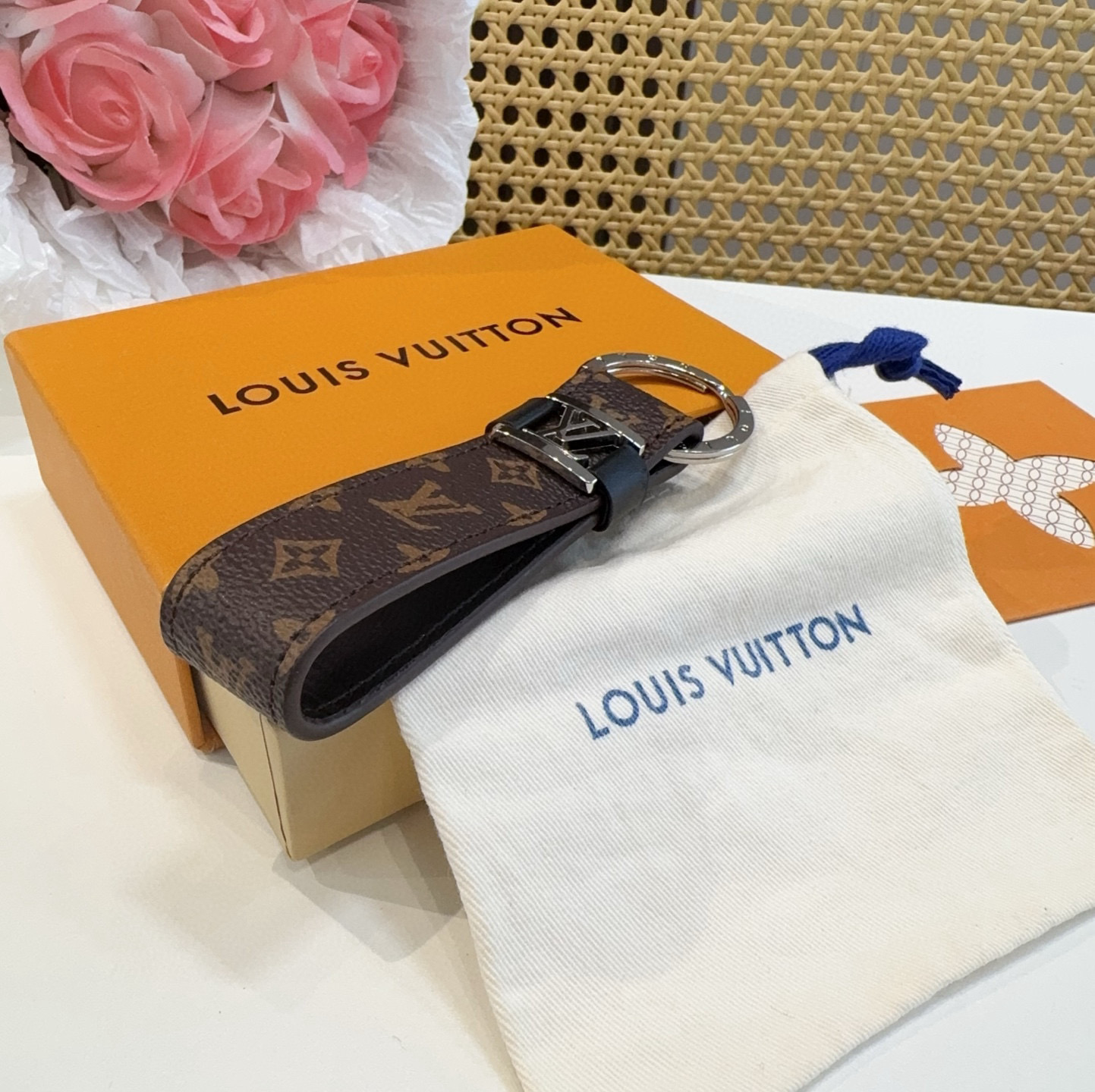  。 LOUIS VUITTON 官网款 LV皮绳钥匙扣  挂饰 车钥匙挂件 PU材质  原版logo 