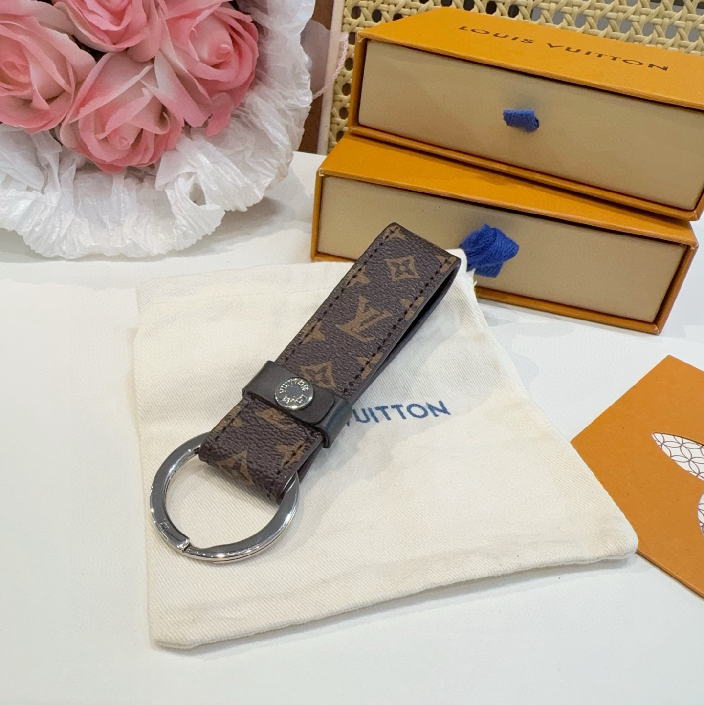  。 LOUIS VUITTON 官网款 LV皮绳钥匙扣  挂饰 车钥匙挂件 PU材质  原版logo 