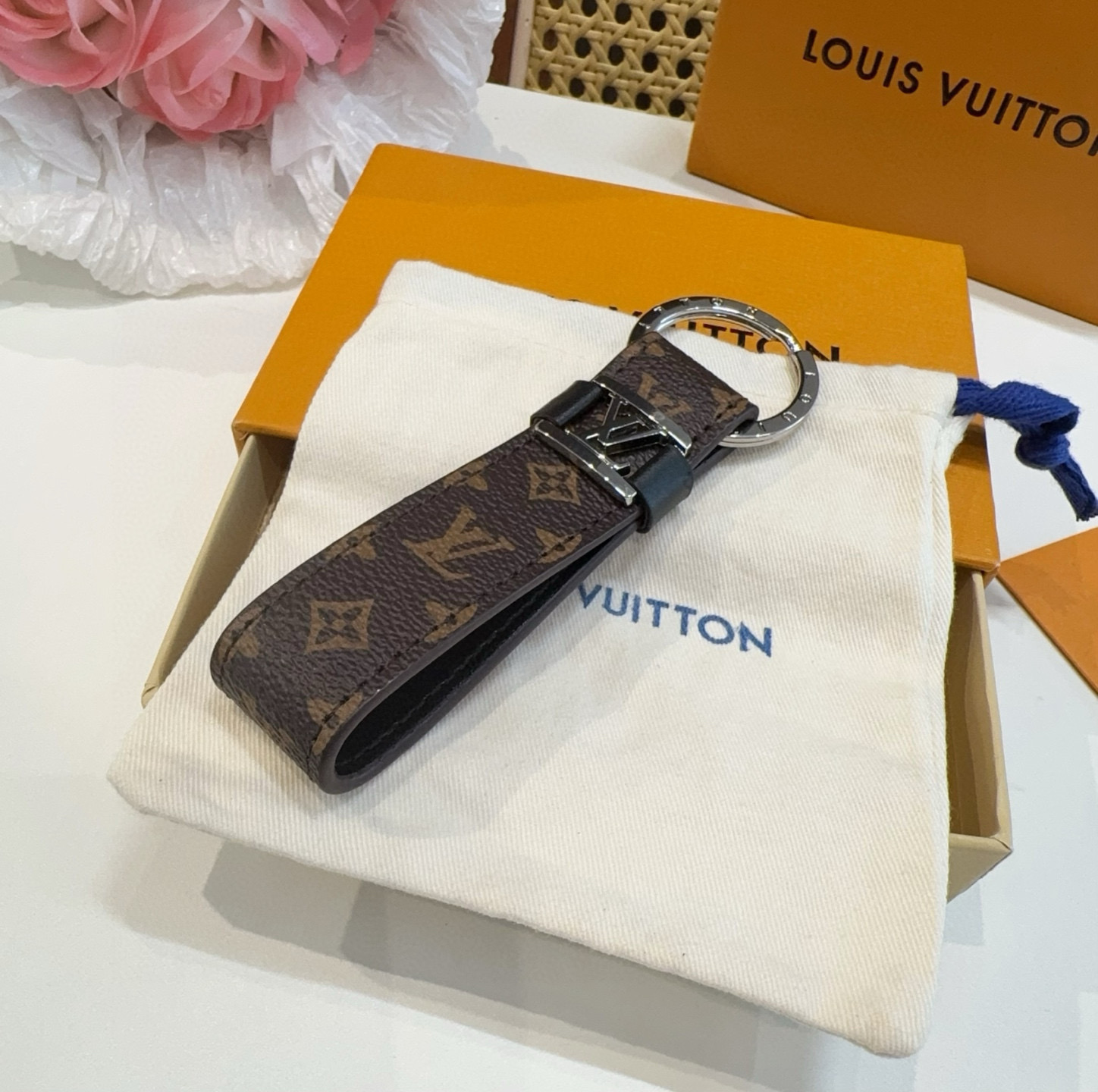 。 LOUIS VUITTON 官网款 LV皮绳钥匙扣  挂饰 车钥匙挂件 PU材质  原版logo 