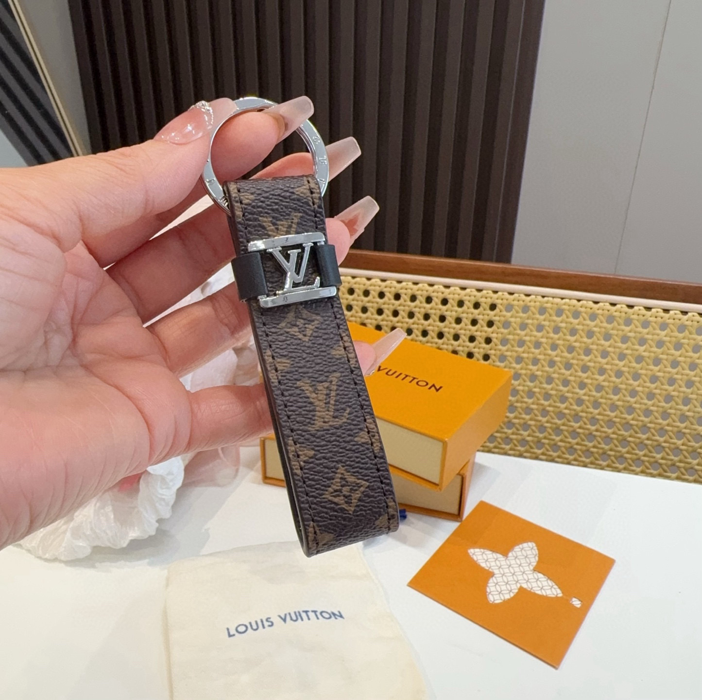  。 LOUIS VUITTON 官网款 LV皮绳钥匙扣  挂饰 车钥匙挂件 PU材质  原版logo 