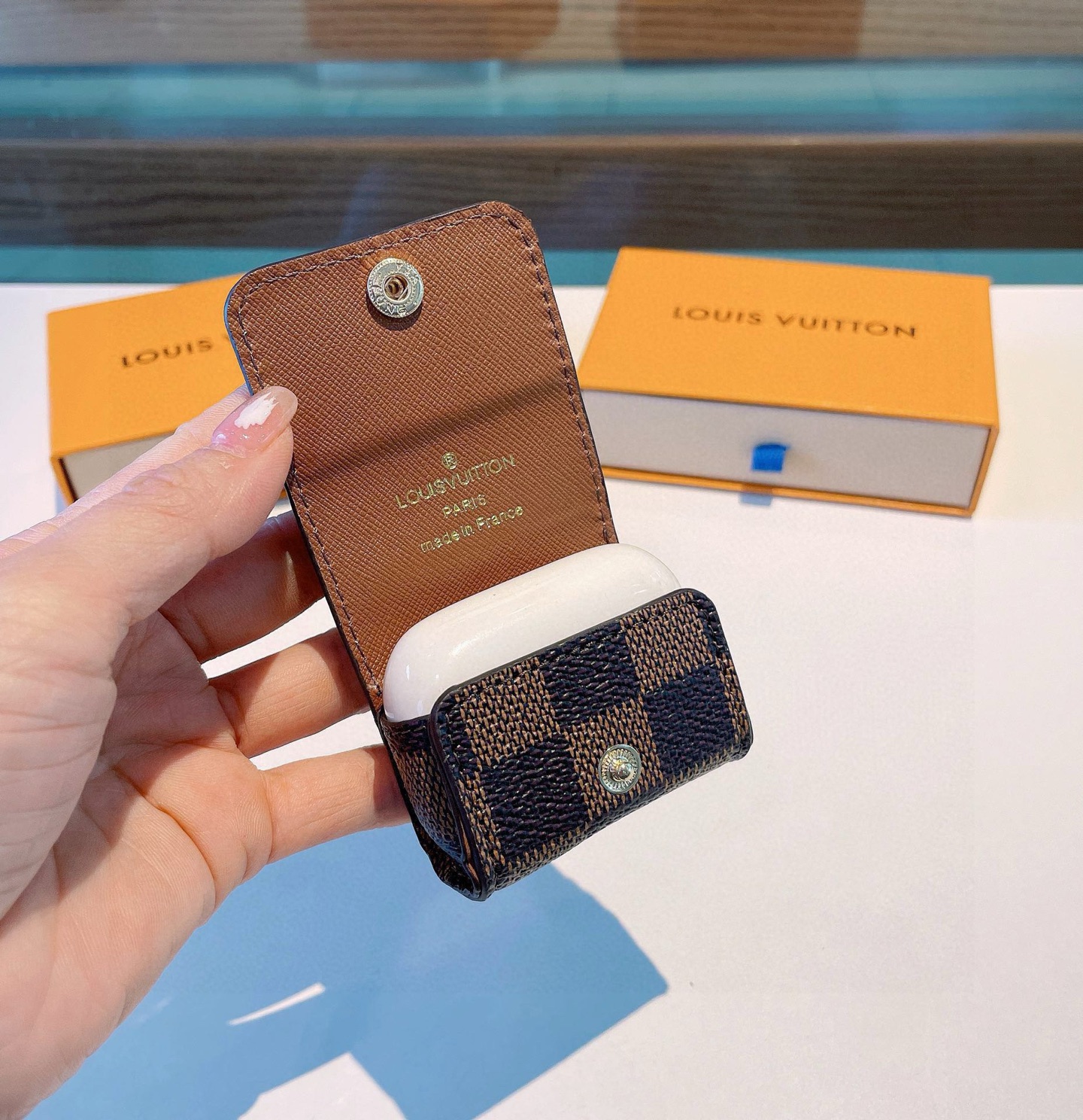🆕LV耳机包 经典老花原皮耳机套，钥匙扣包包挂件，一举两得！
AirPods 1/2
AirPods 3