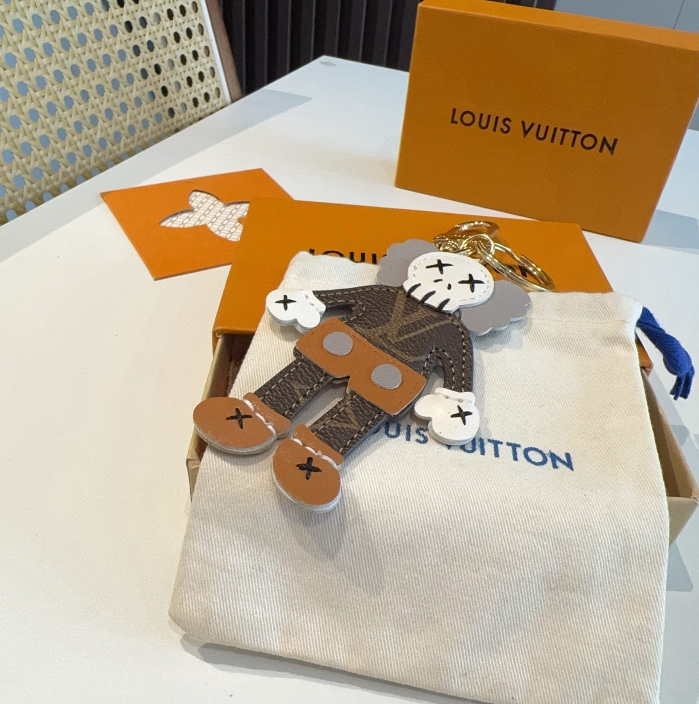 🆕LOUIS VUITTON ✕ KAWS 钥匙扣包包挂件 lv公仔钥匙扣 挂饰
KAWS公仔钥匙扣，与
