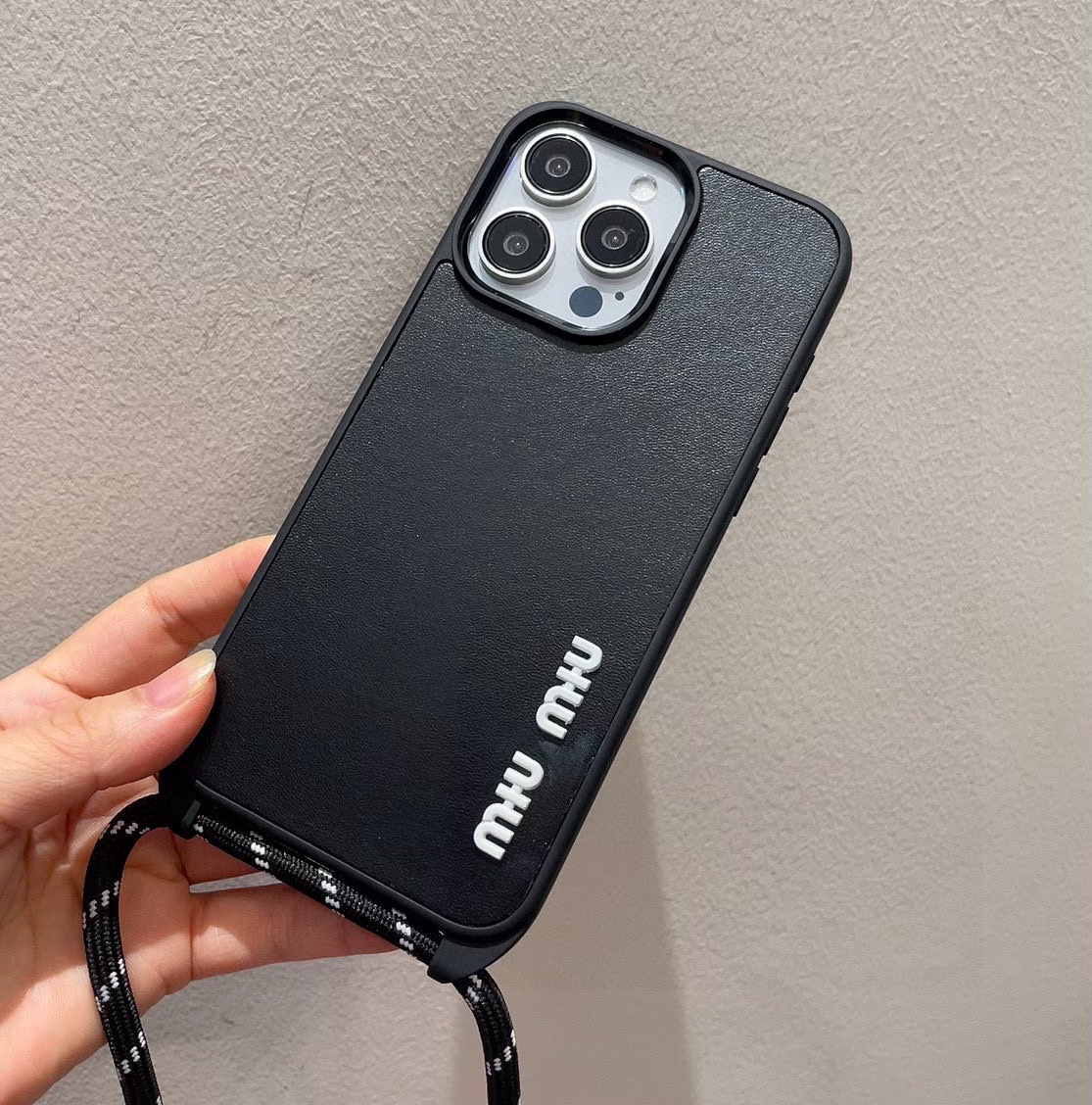 miumiu新款手机壳 官网同步更新 炫彩绳斜挎手机壳 带专柜同款金属扣
型号:为了不出现报错型号,请