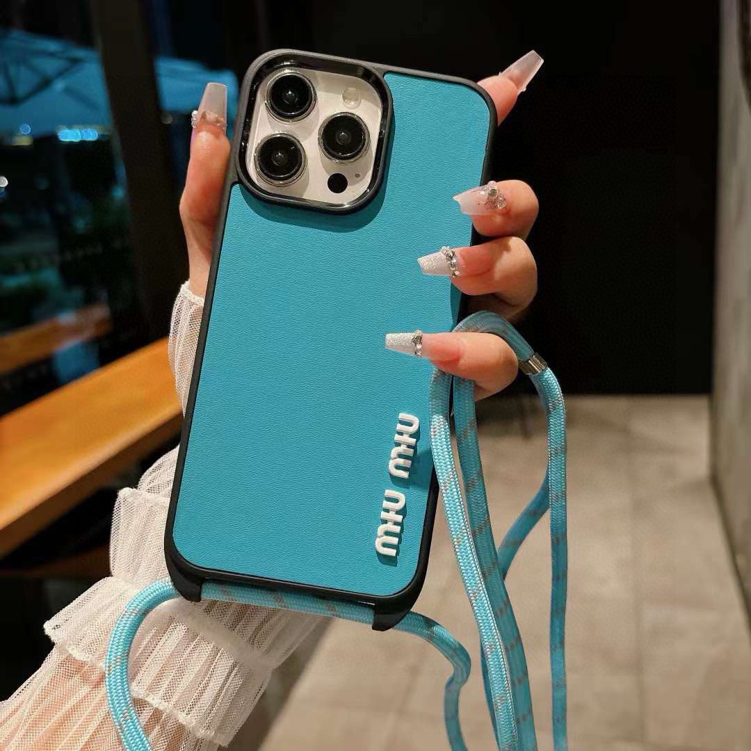  miumiu新款手机壳 官网同步更新 炫彩绳斜挎手机壳 带专柜同款金属扣
型号：为了不出现报错型号，请