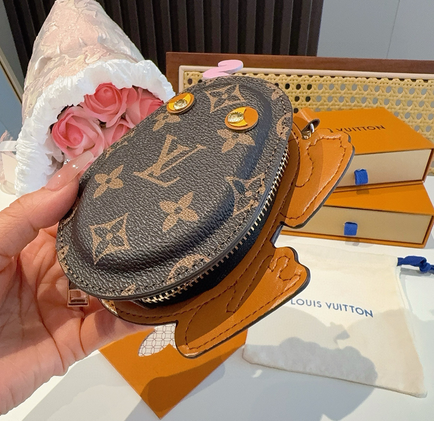    LV路易威登青蛙🐸耳机包 包包挂饰  可放口红💄蓝牙耳机 