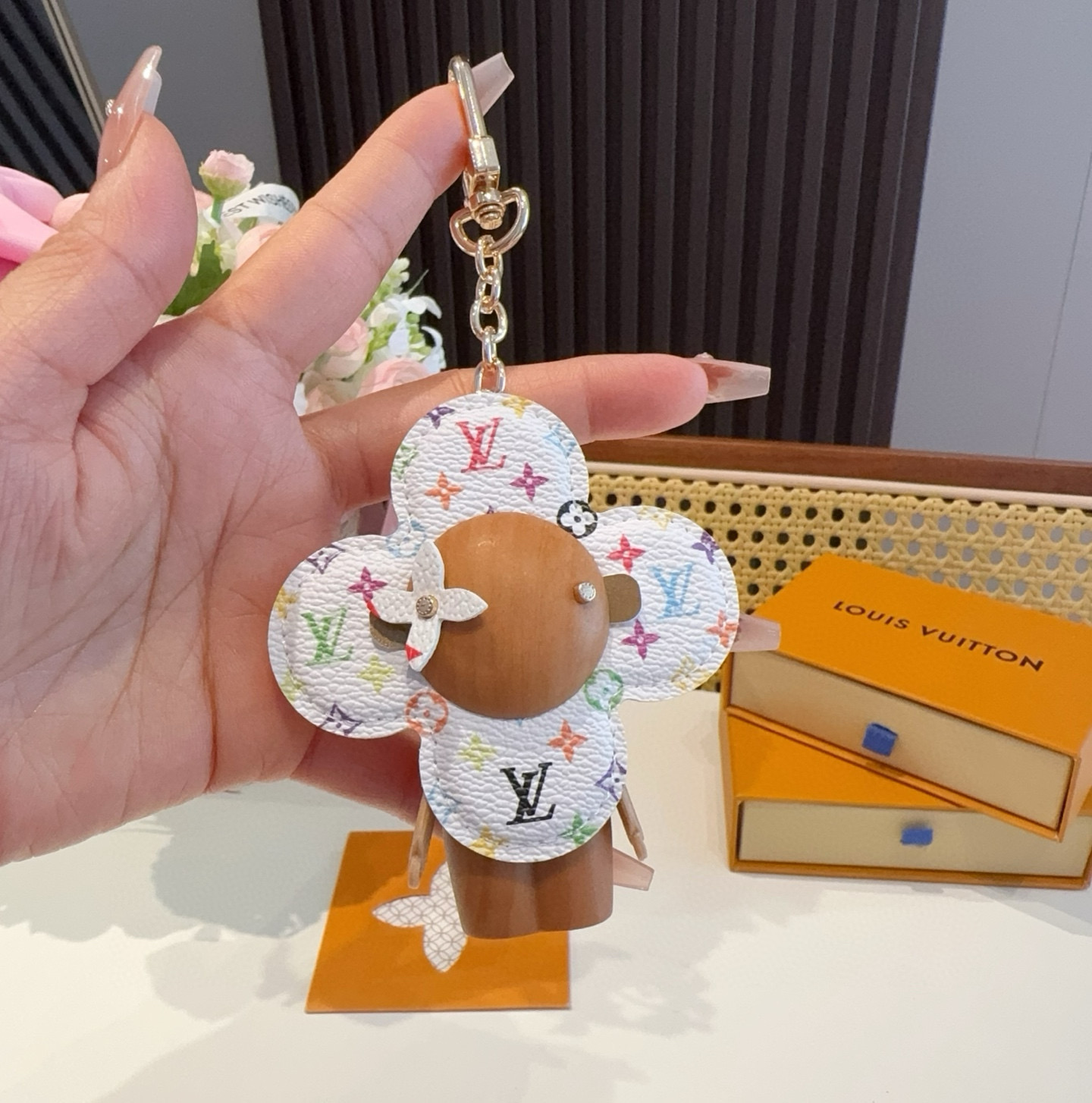  🆕LOUIS VUITTON新款包饰 村上隆白三彩黑三彩钥匙扣。LV薇薇安太阳花包包挂件 手机壳挂件
