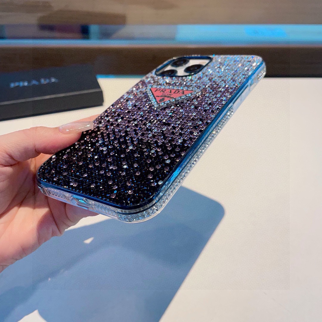 ❄️iPhone16系列更新💠 普拉达·PRADA官网同款闪钻全包手机壳,精准孔位 bingbing