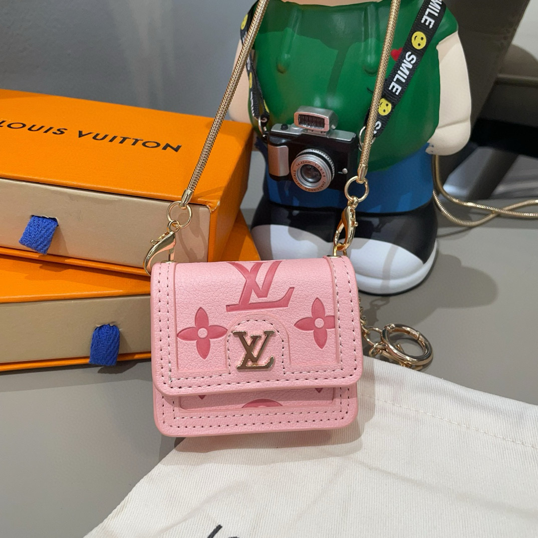  🆕LV通用蓝牙耳机包，LV压花钥匙扣耳机包，挂饰包饰！配长链条🉑️斜挎，挂包包 方便携带！