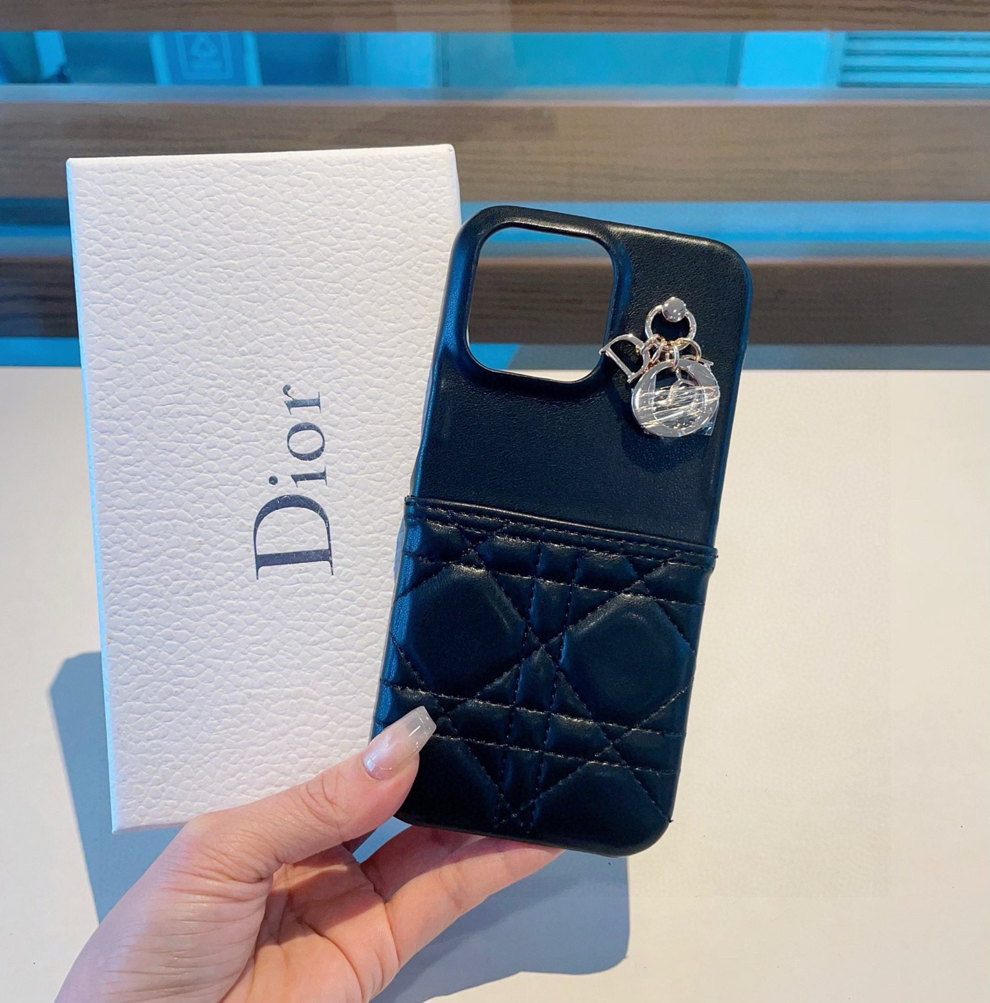🆕Dior迪奥手机壳 戴妃格五金吊坠🎁官网11 同步更新。大牌原创设计
型号：为了不出现报错型号，请打开