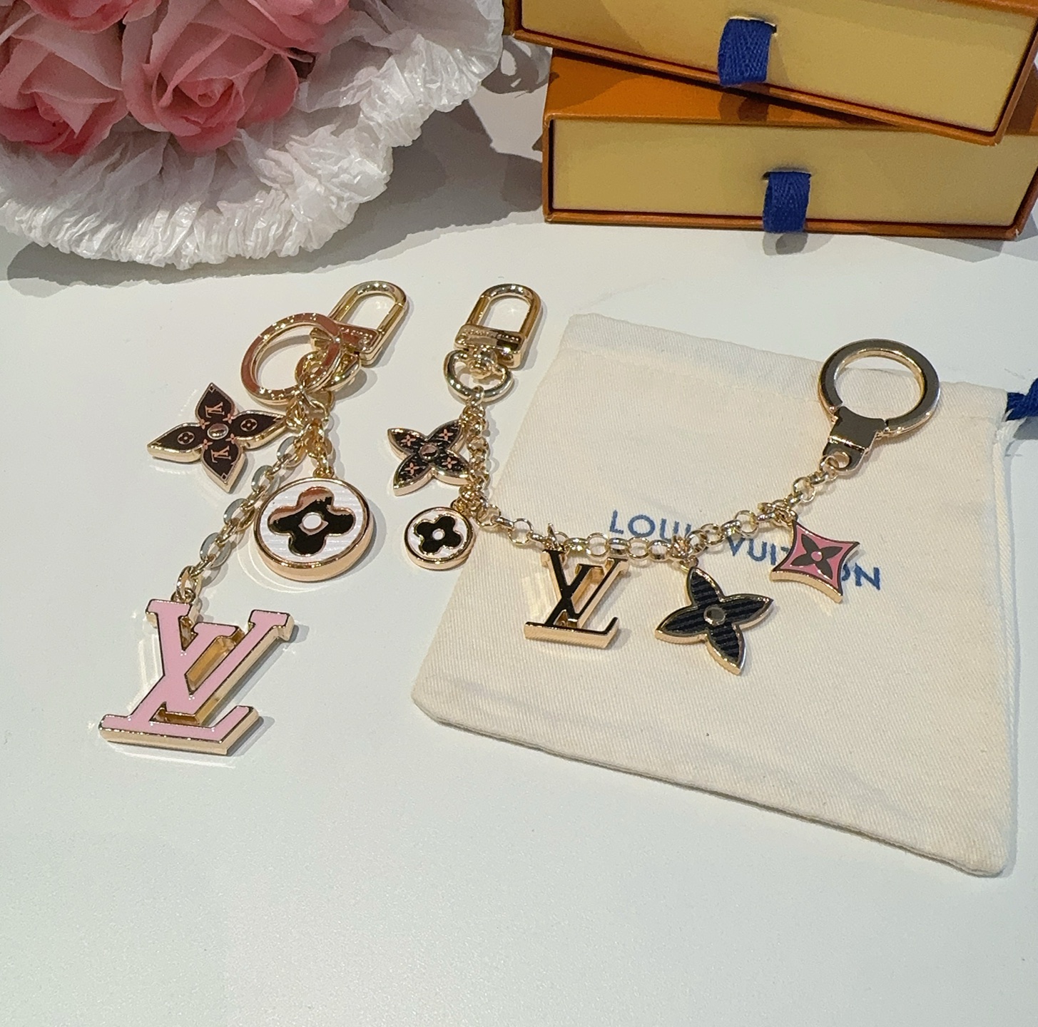  🆕lv钥匙扣 包包挂件挂饰
SPring Street Chain 包饰将 Monogram 花卉和 