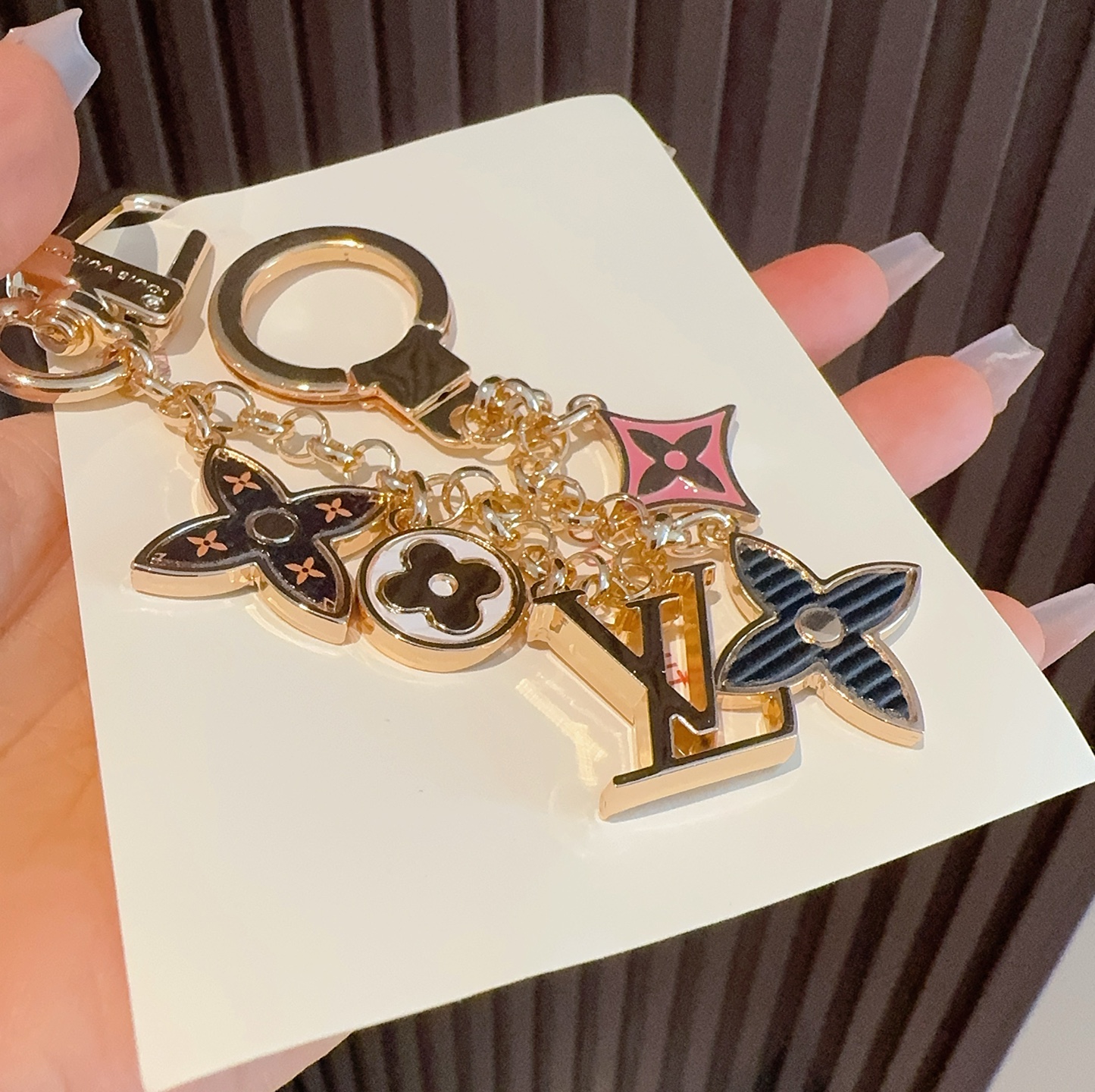  🆕lv钥匙扣 包包挂件挂饰
SPring Street Chain 包饰将 Monogram 花卉和 