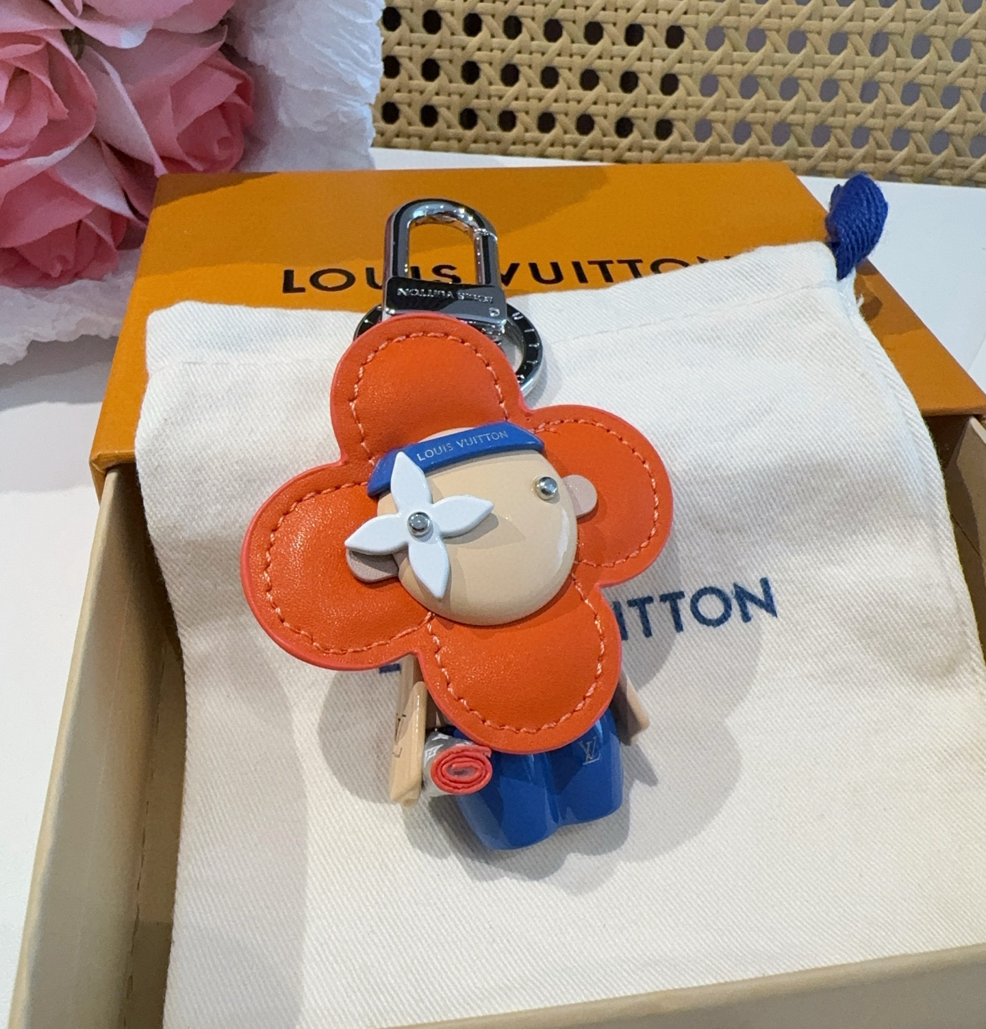 🆕Louis Vuitton 路易威登 薇薇安钥匙扣 LV包饰挂件 太阳花公仔 精钢五金  原版logo