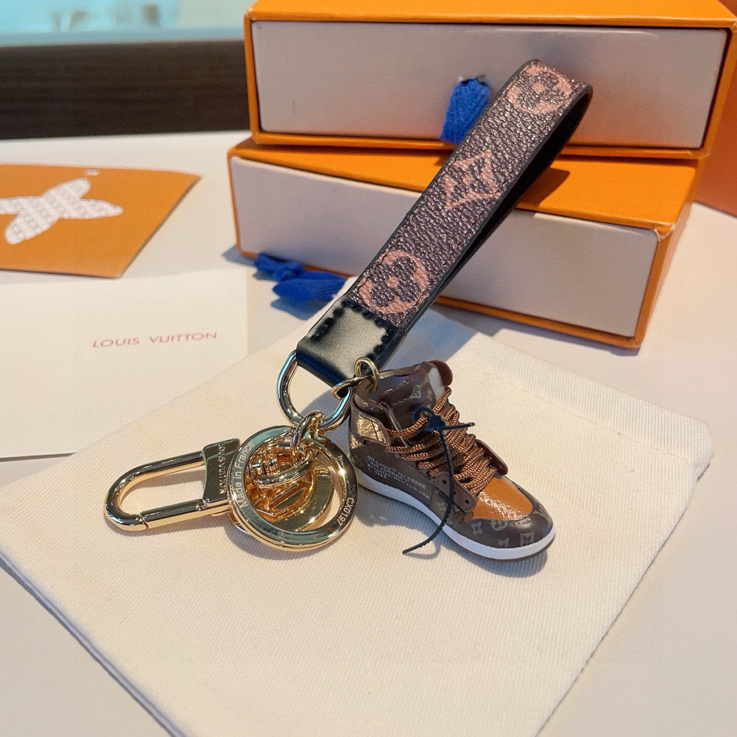 。LV经典老花棋格钥匙扣  钥匙扣➕联名nike迷你鞋子挂件时尚个性！车钥匙挂件 包包挂件配饰
Mon
