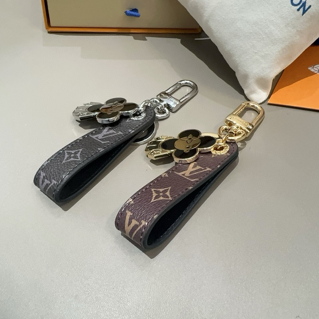 🆕LV钥匙扣 太阳娃娃🪆包挂饰 原版配件 Vivienne Dragonne包饰与钥匙扣以莹泽金属雕琢品