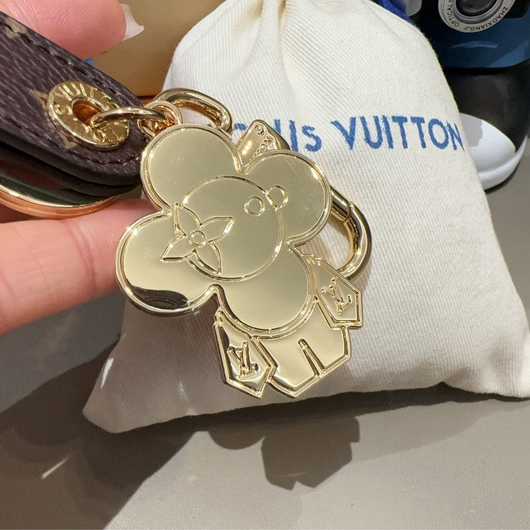 🆕LV钥匙扣 太阳娃娃🪆包挂饰 原版配件 Vivienne Dragonne包饰与钥匙扣以莹泽金属雕琢品