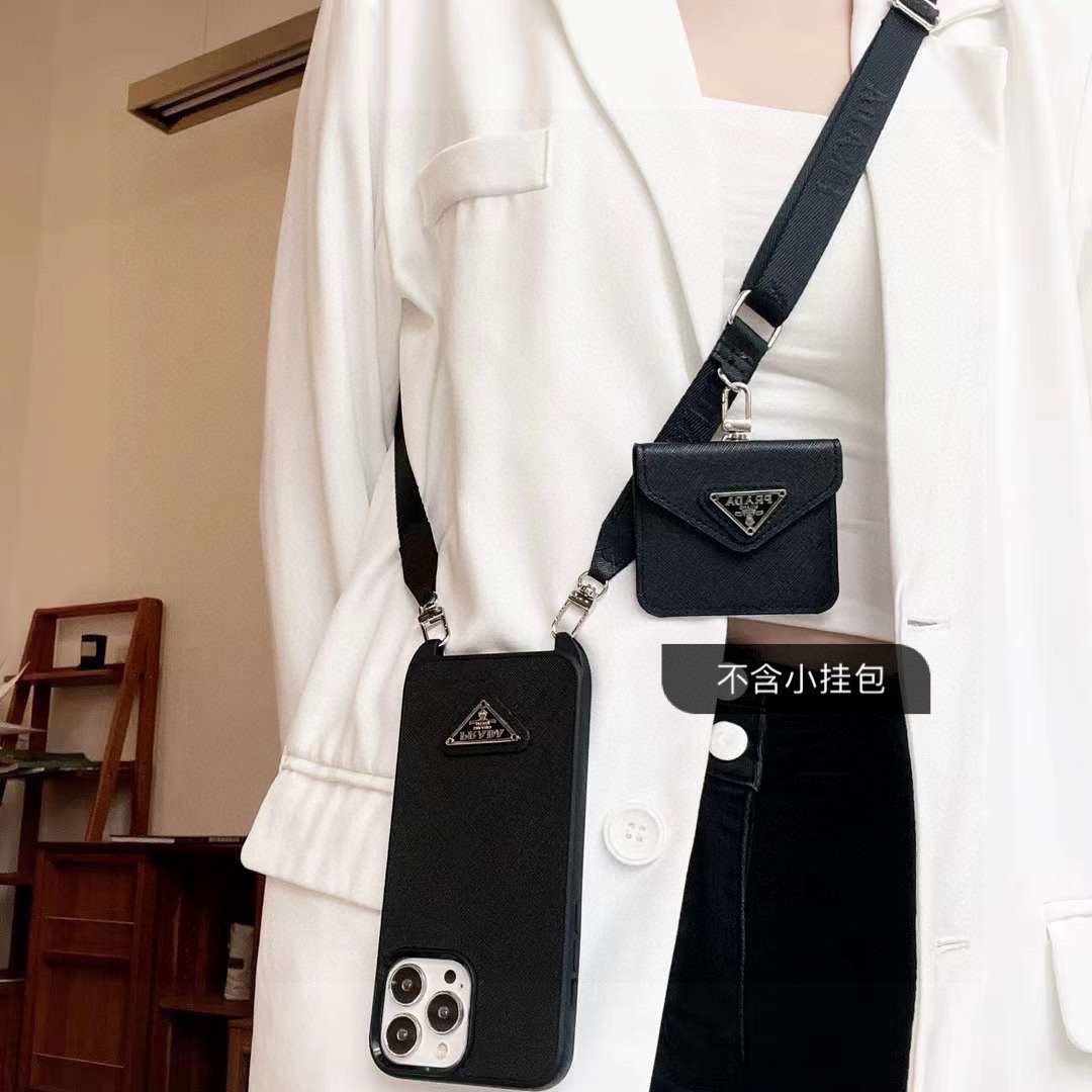  🆕需要小挂包➕5需备注⚠️PRADA▼普拉达斜挎手机壳📱金属Logo十字纹皮革软边全包 官网同步发售

