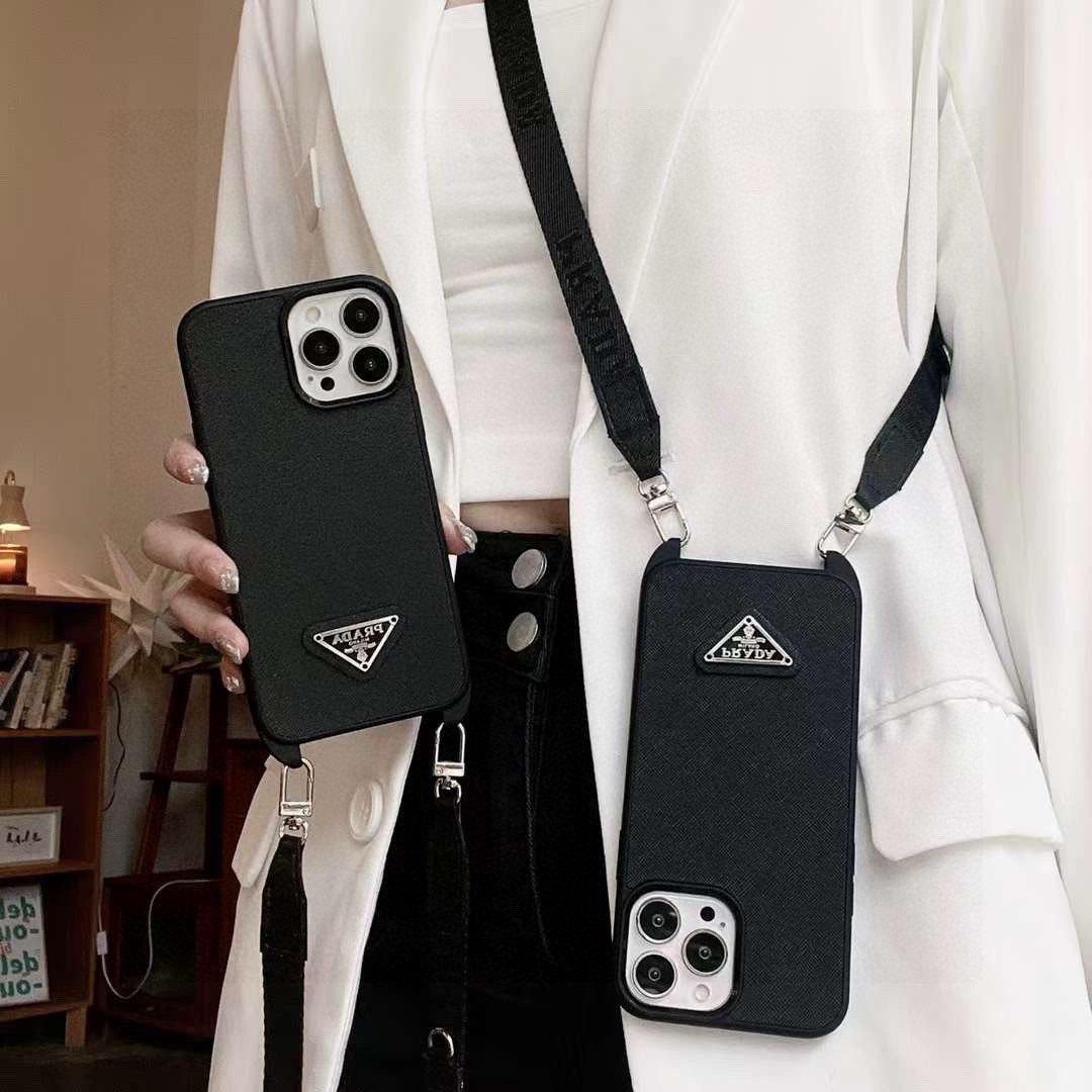  🆕需要小挂包➕5需备注⚠️PRADA▼普拉达斜挎手机壳📱金属Logo十字纹皮革软边全包 官网同步发售
