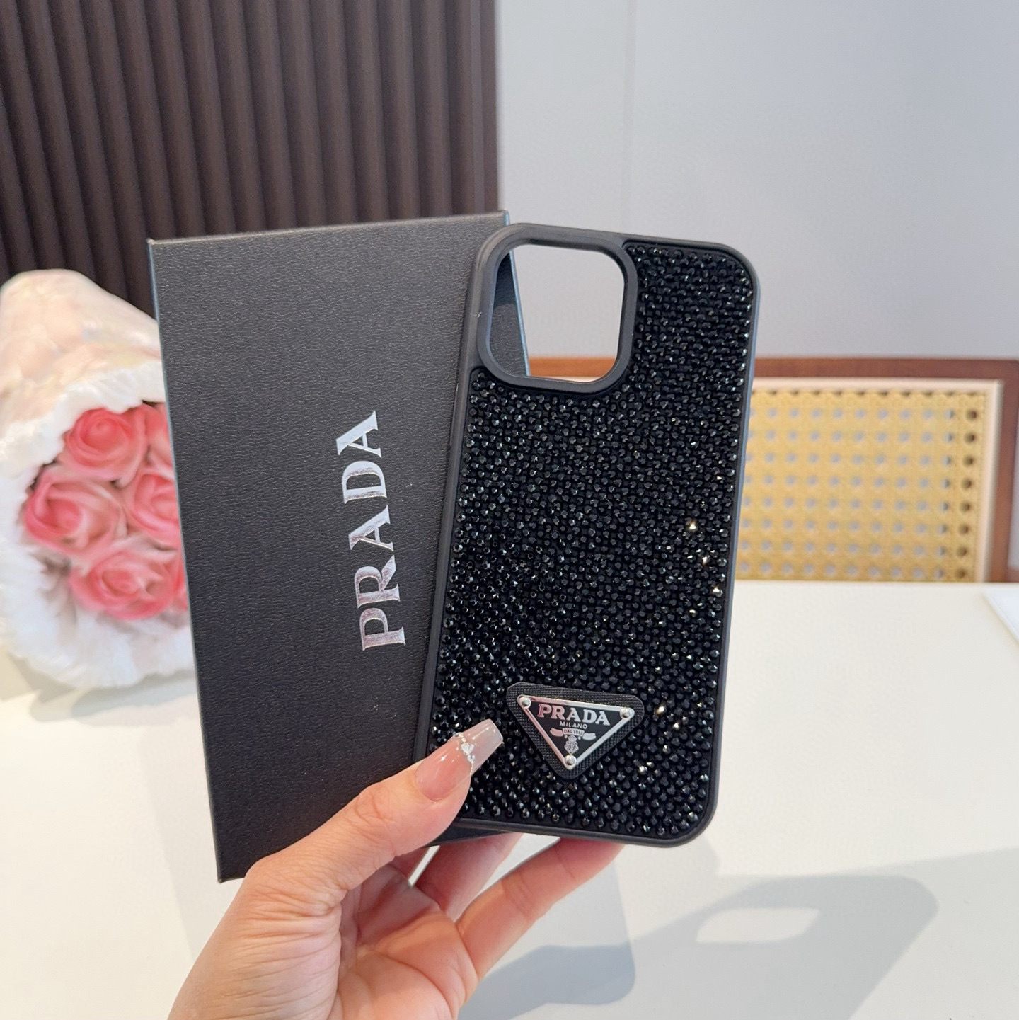 。Prada 官网同款手机壳 全包壳 普拉达手机壳 纯手工贴钻 bingbing
型号:为了不