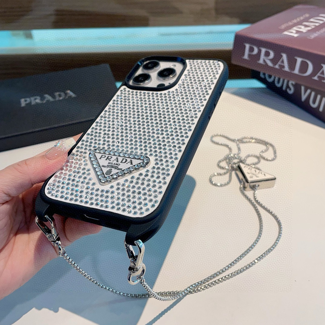 配三角标链条。Prada 官网同步 普拉达手机壳 全包壳链条⛓️斜挎手机壳 纯手工贴钻 bingbin