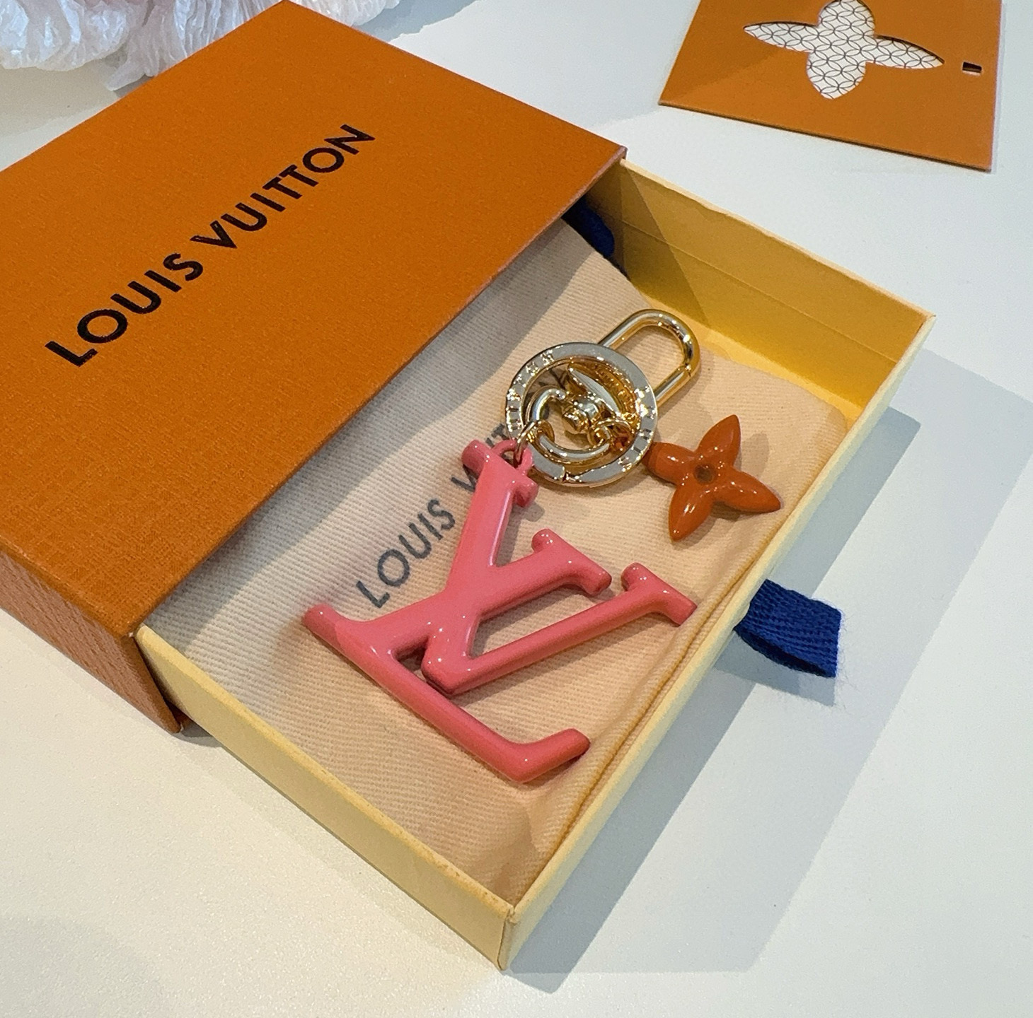  。LV钥匙扣珐琅工艺LV字母挂件 PoP Flower包和钥匙扣的魅力非常适合为皮革配饰增添标志性的色