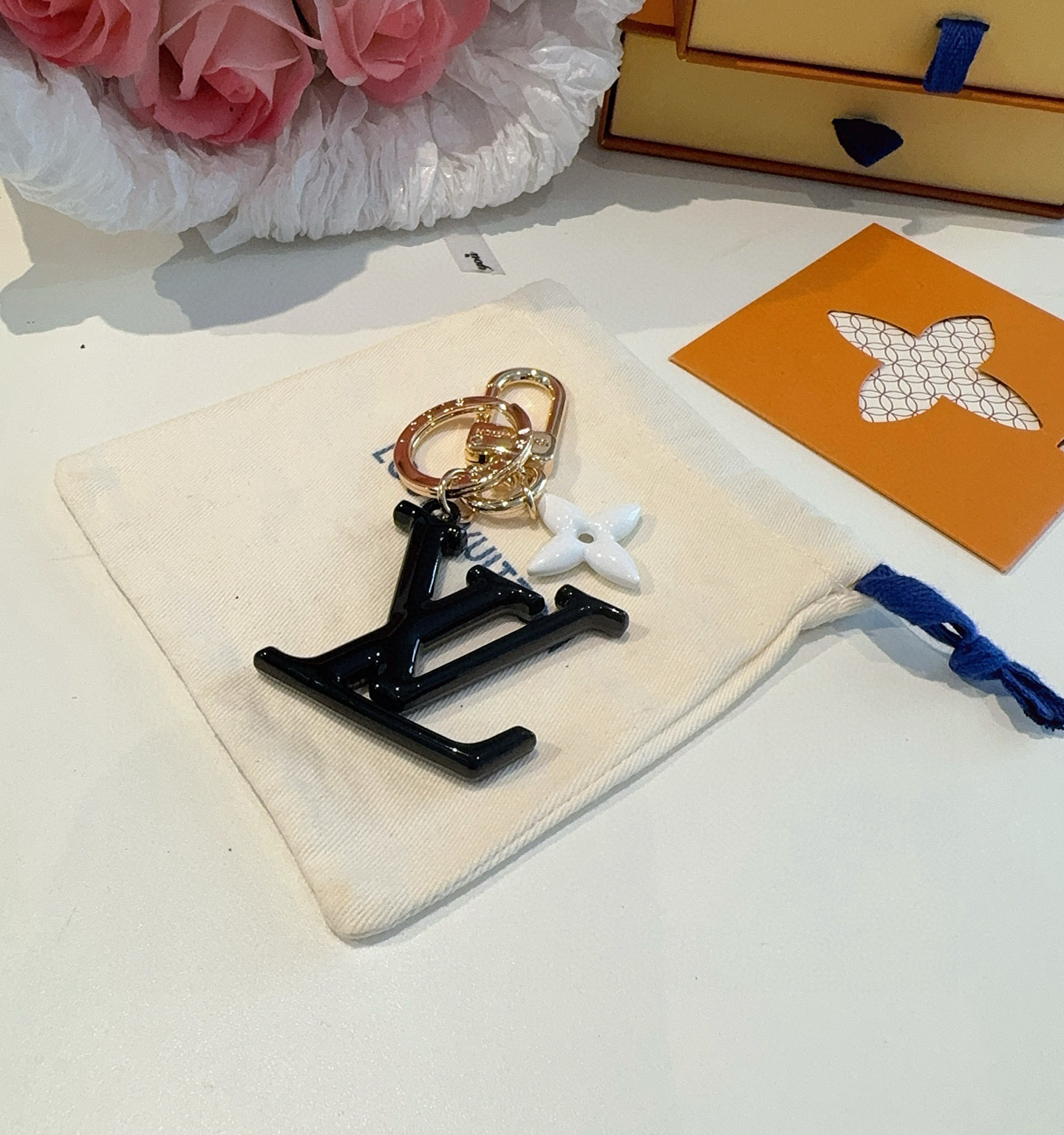  。LV钥匙扣珐琅工艺LV字母挂件 PoP Flower包和钥匙扣的魅力非常适合为皮革配饰增添标志性的色