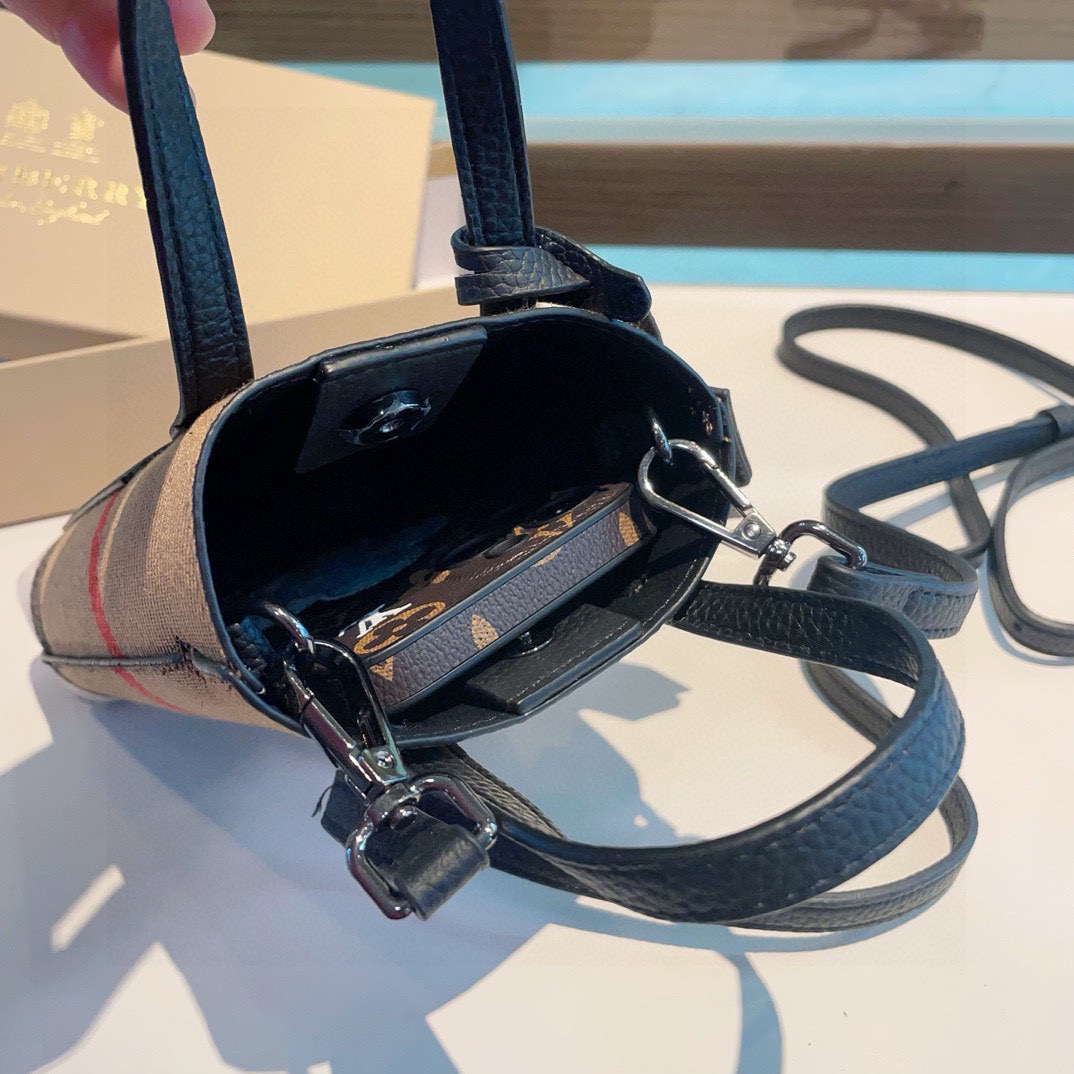  ❤️Burberry巴宝莉手机包，经典格子帆布拼接牛皮，斜挎小包官网同款
生活出门不需要带现金的时代，