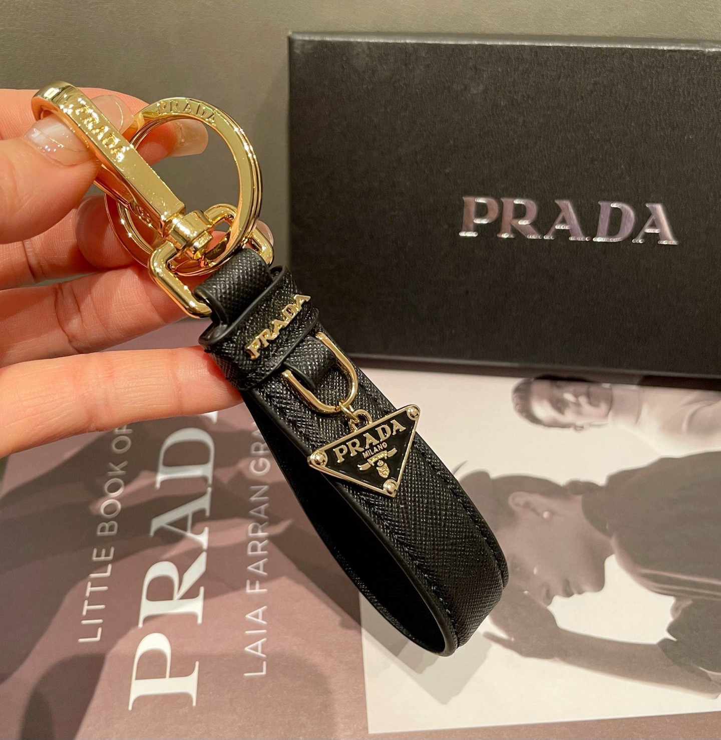 🆕普拉达 Prada 钥匙扣官网款，三角牌吊坠皮圈钥匙扣，车钥匙挂件包包配饰，顶级进口Pu材质➕抛光钢配