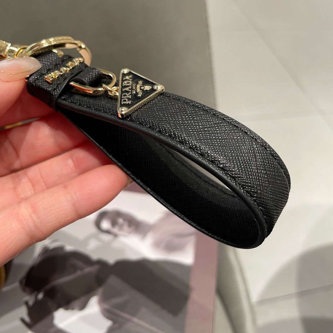 🆕普拉达 Prada 钥匙扣官网款，三角牌吊坠皮圈钥匙扣，车钥匙挂件包包配饰，顶级进口Pu材质➕抛光钢配