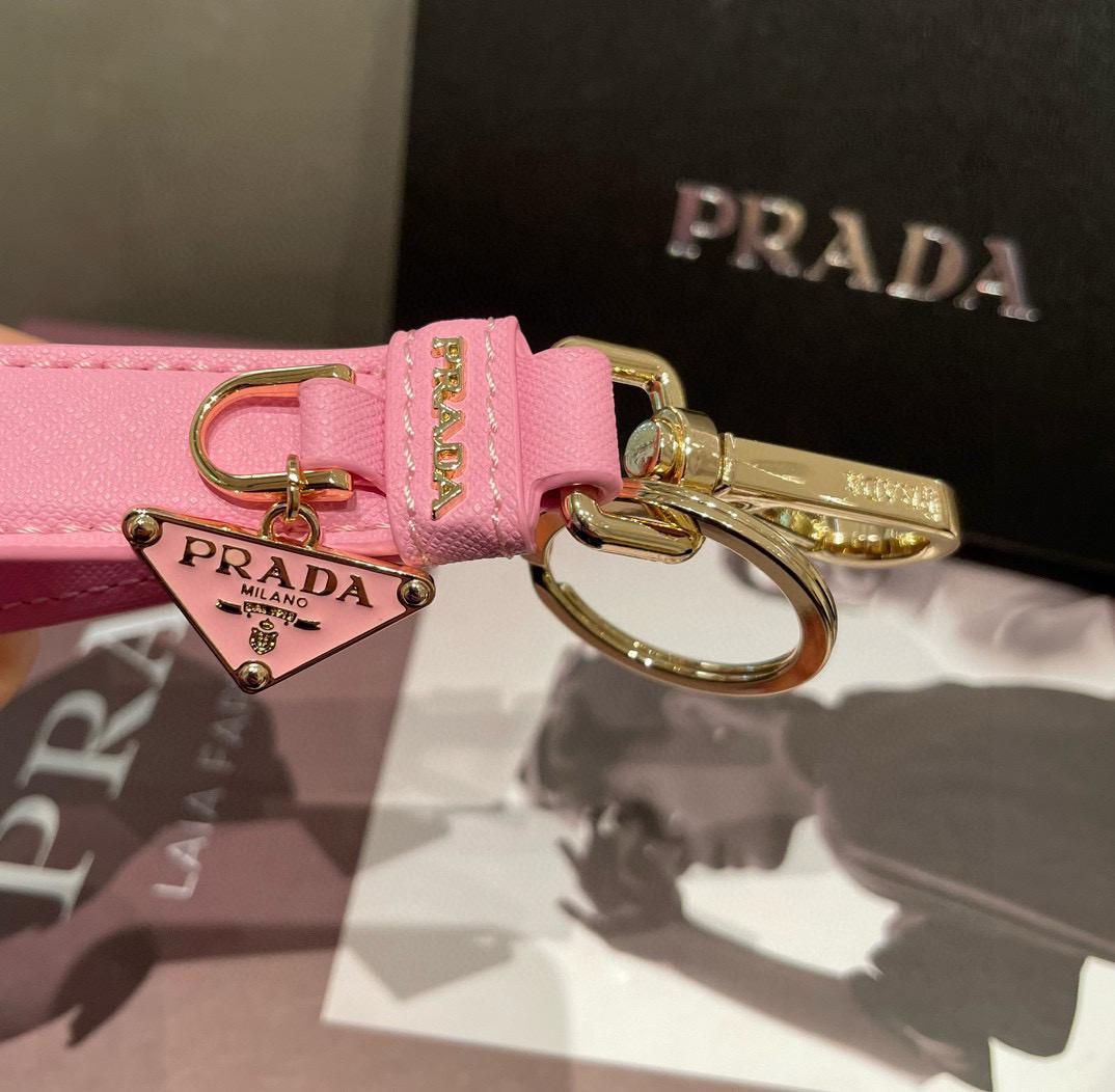 🆕普拉达 Prada 钥匙扣官网款，三角牌吊坠皮圈钥匙扣，车钥匙挂件包包配饰，顶级进口Pu材质➕抛光钢配